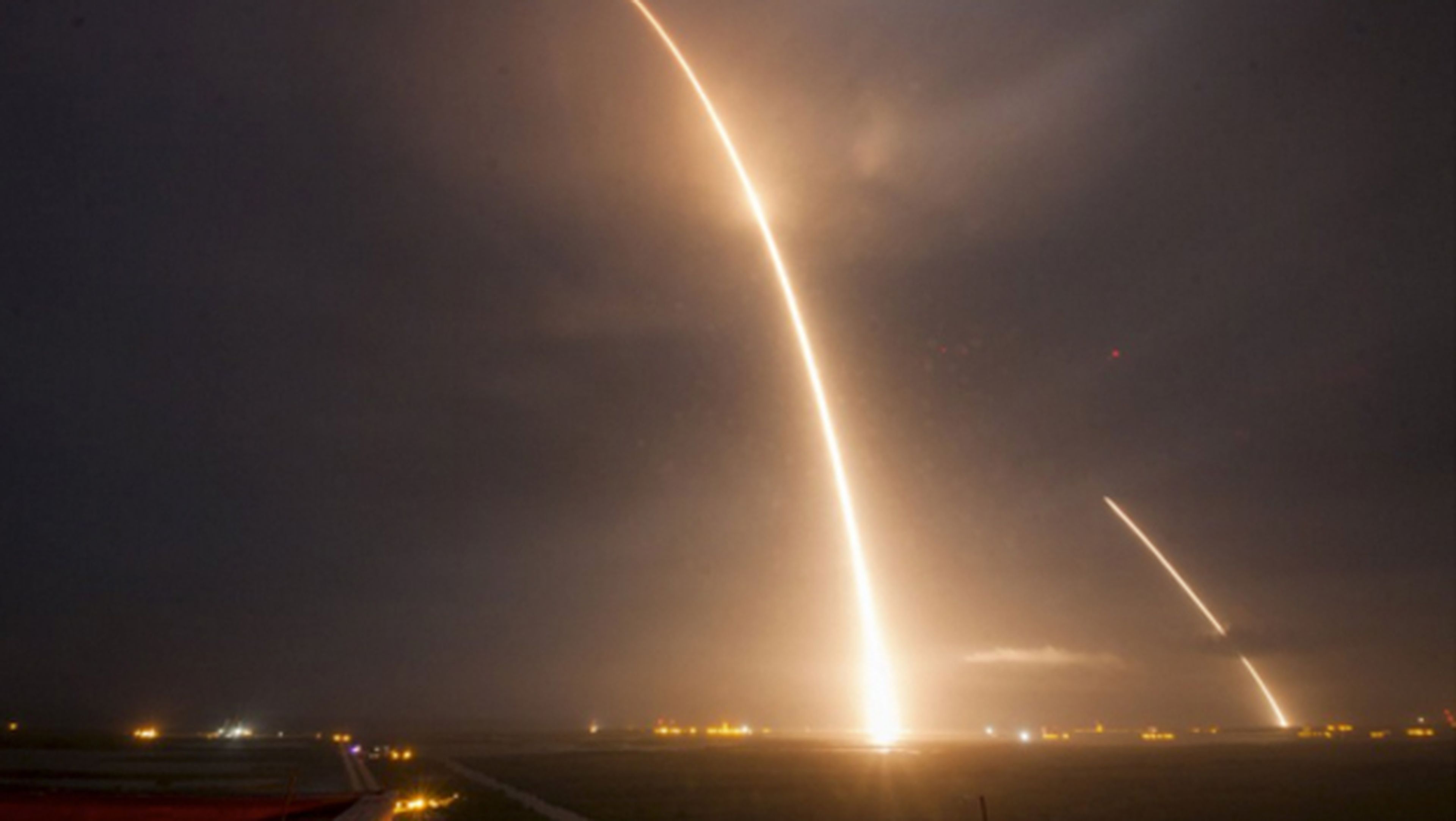 SpaceX hace historia al conseguir aterrizar el Falcon 9