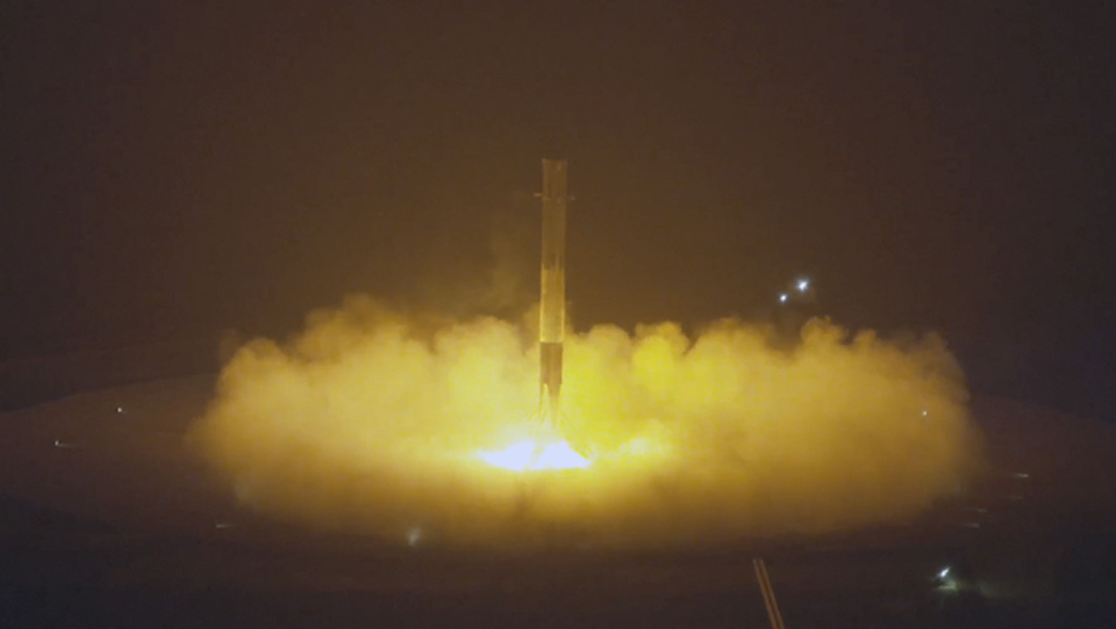 Space X logra aterrizar por primera vez un cohete en la tierra