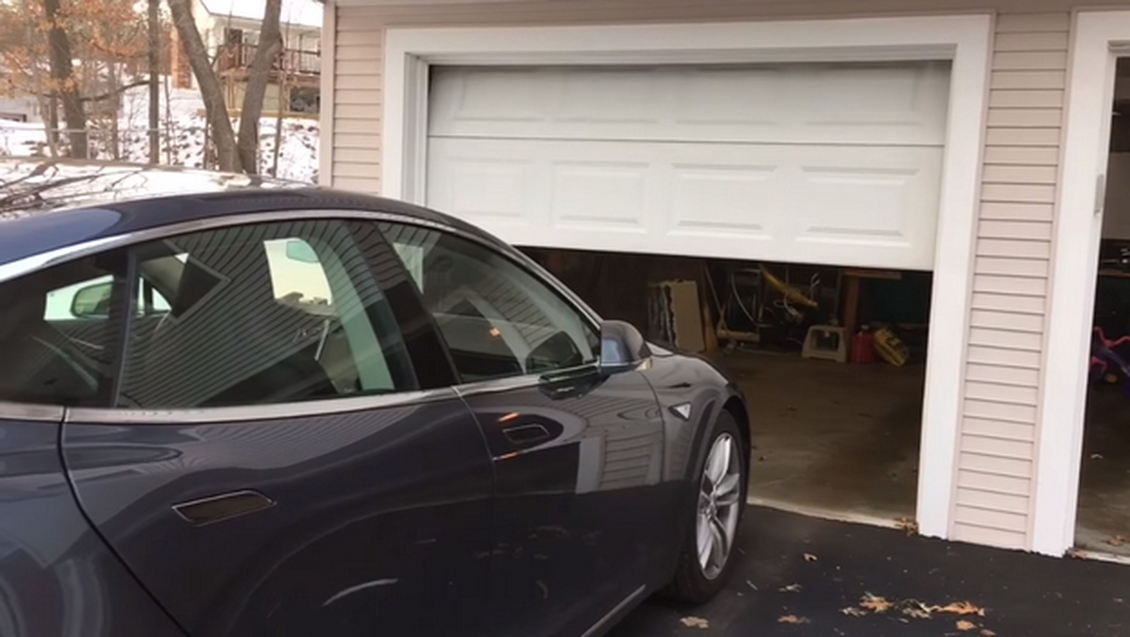 Los coches Tesla abren la puerta y entran y salen solos del garaje