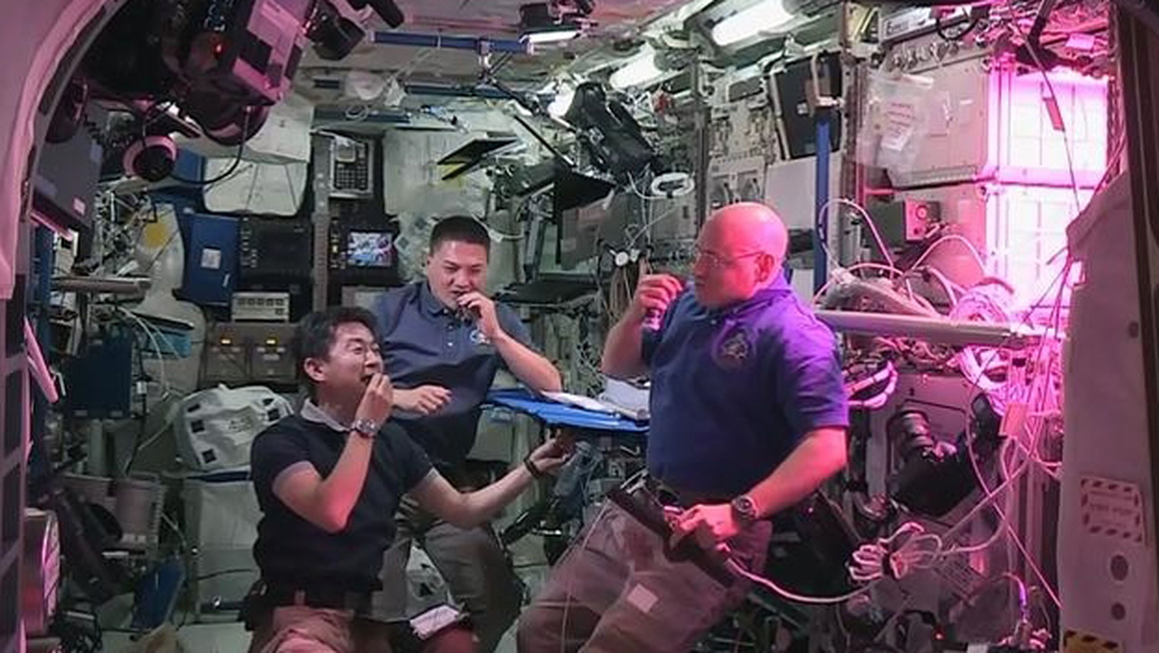 Astronautas comiendo por primera vez la lechuga espacial
