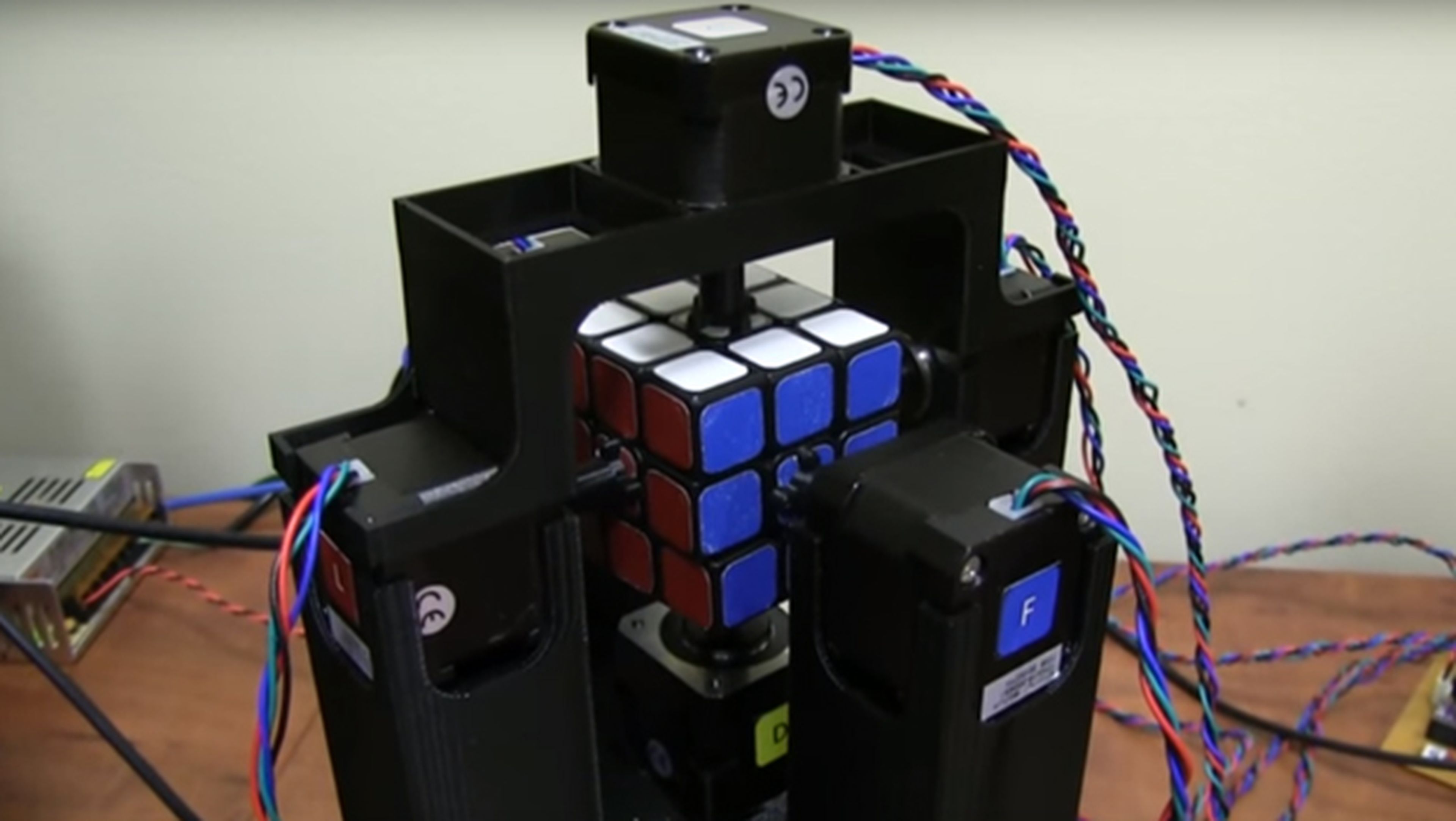 Un robot bate el récord mundial de Rubik