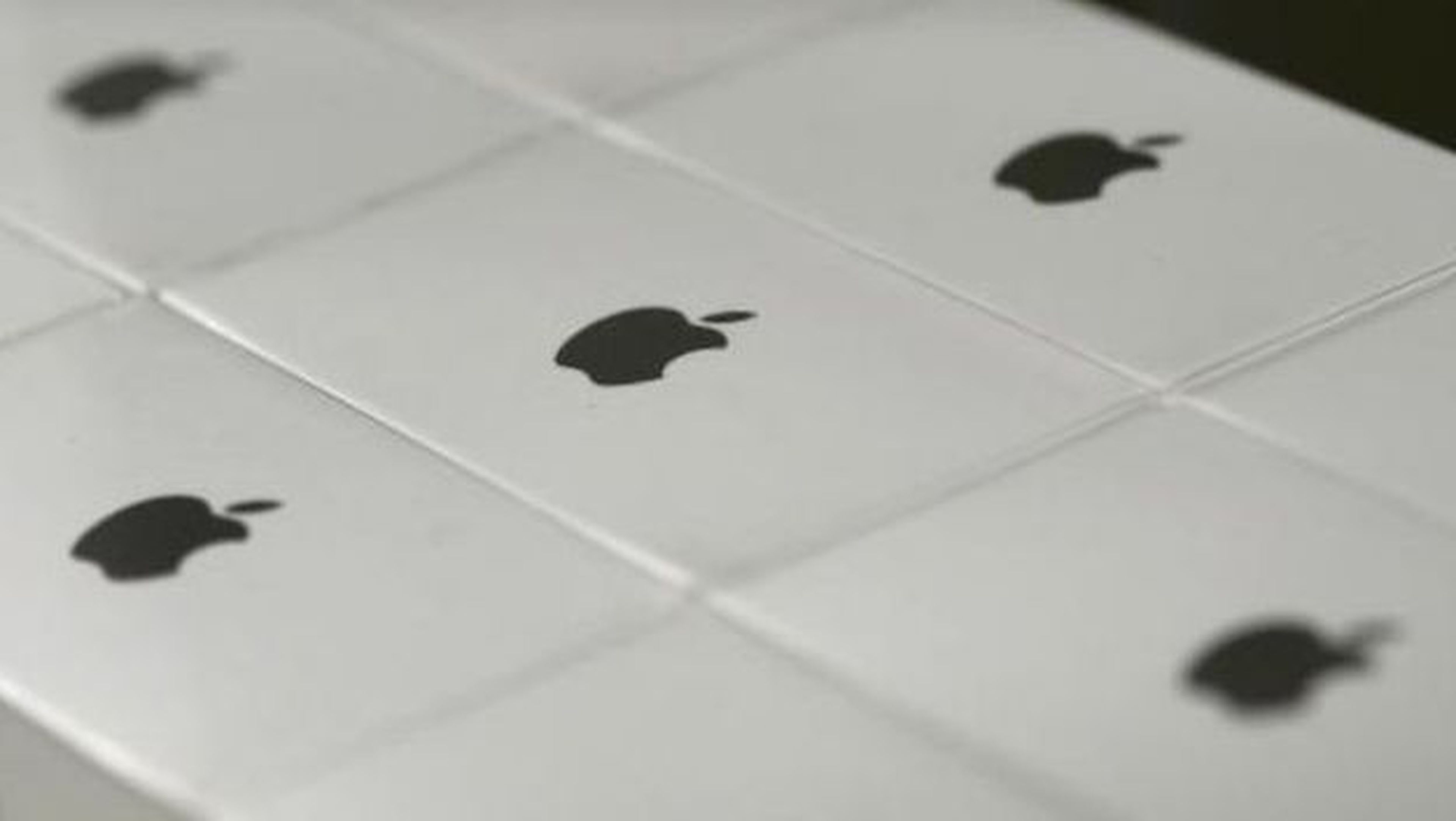 Apple retira adaptadores eléctricos por riesgo de descargas