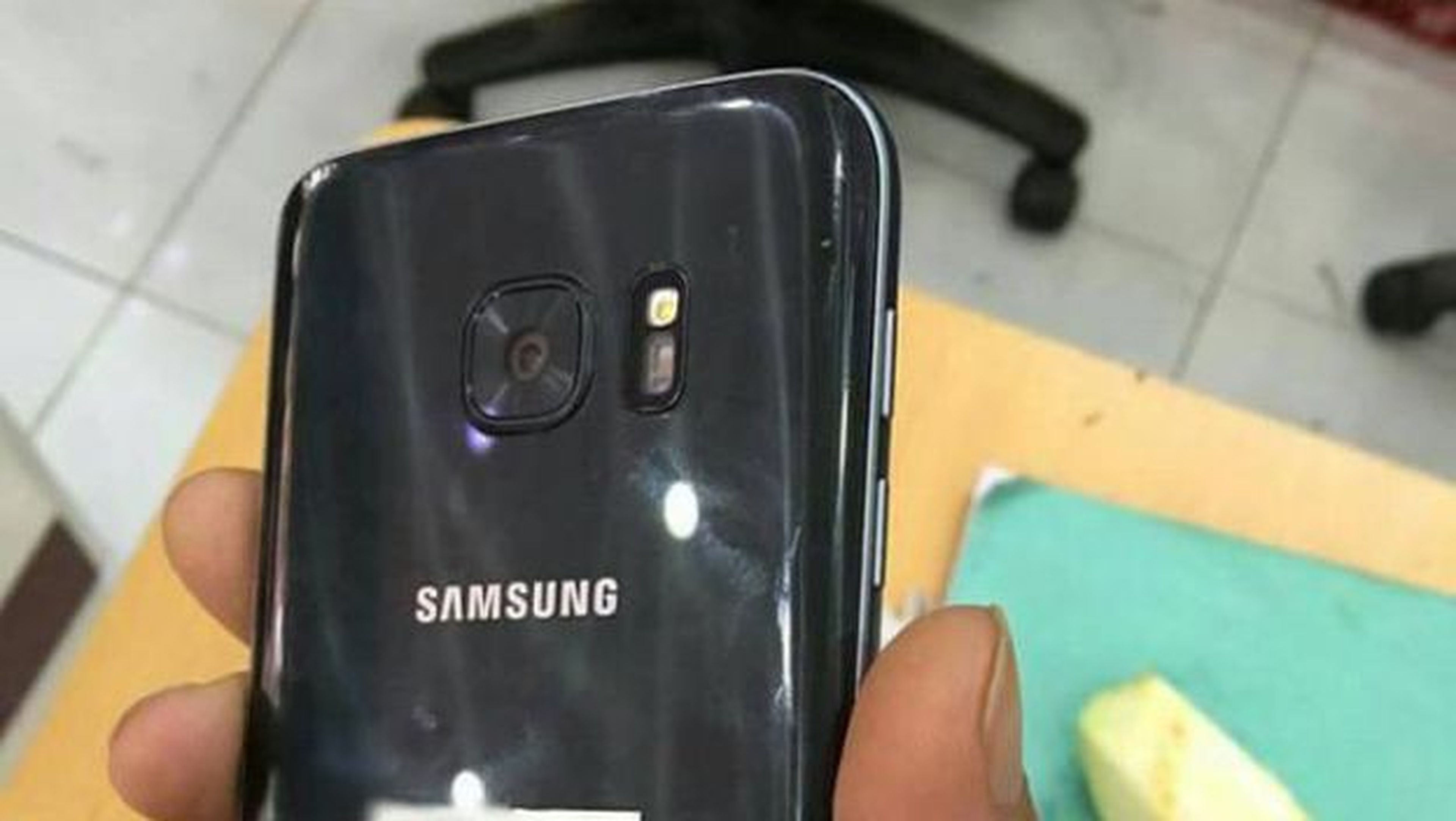 Samsung Galaxy S7, acompañado de un regalo