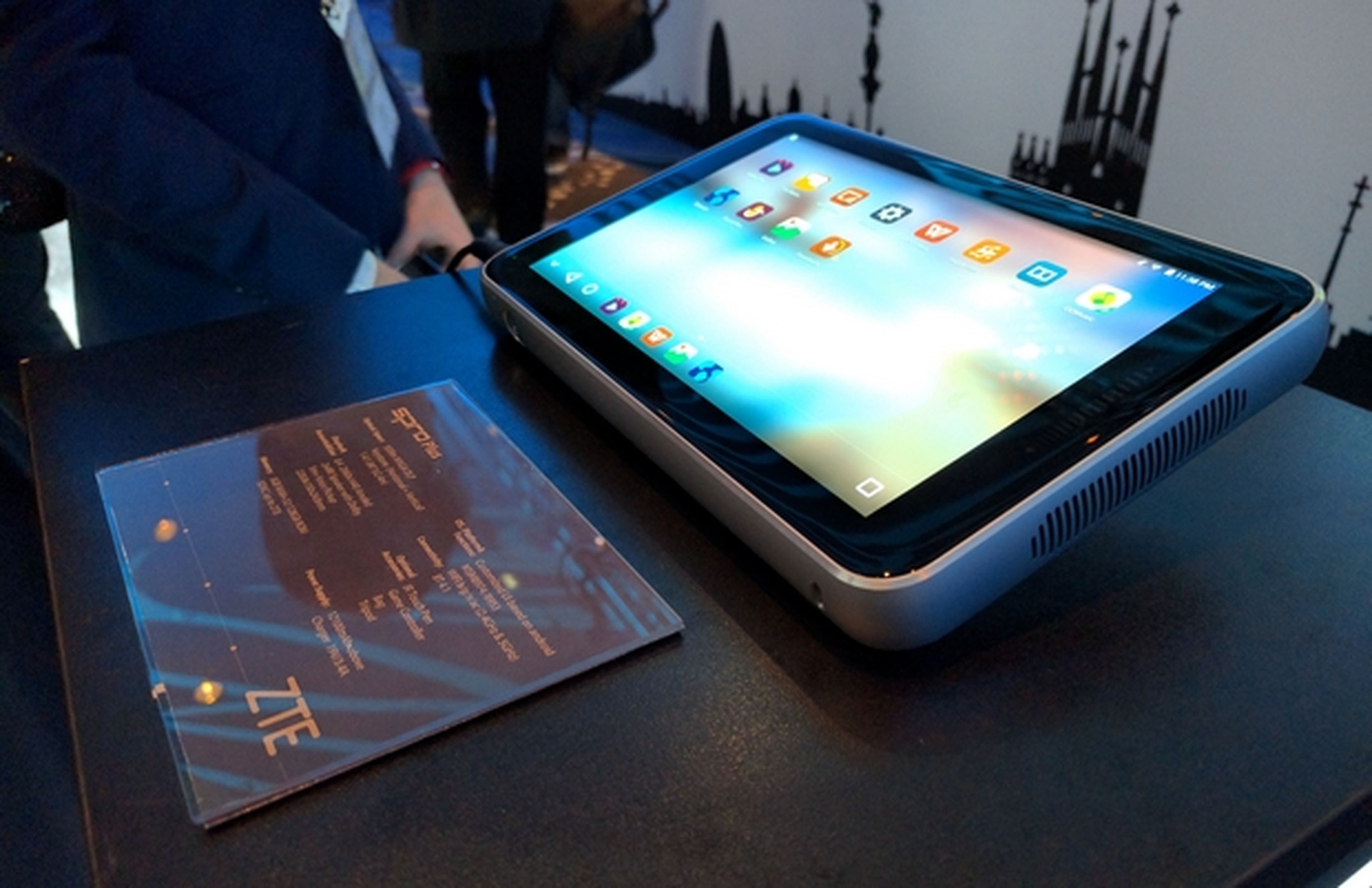 ZTE Spro Plus, una tablet con proyector incorporado