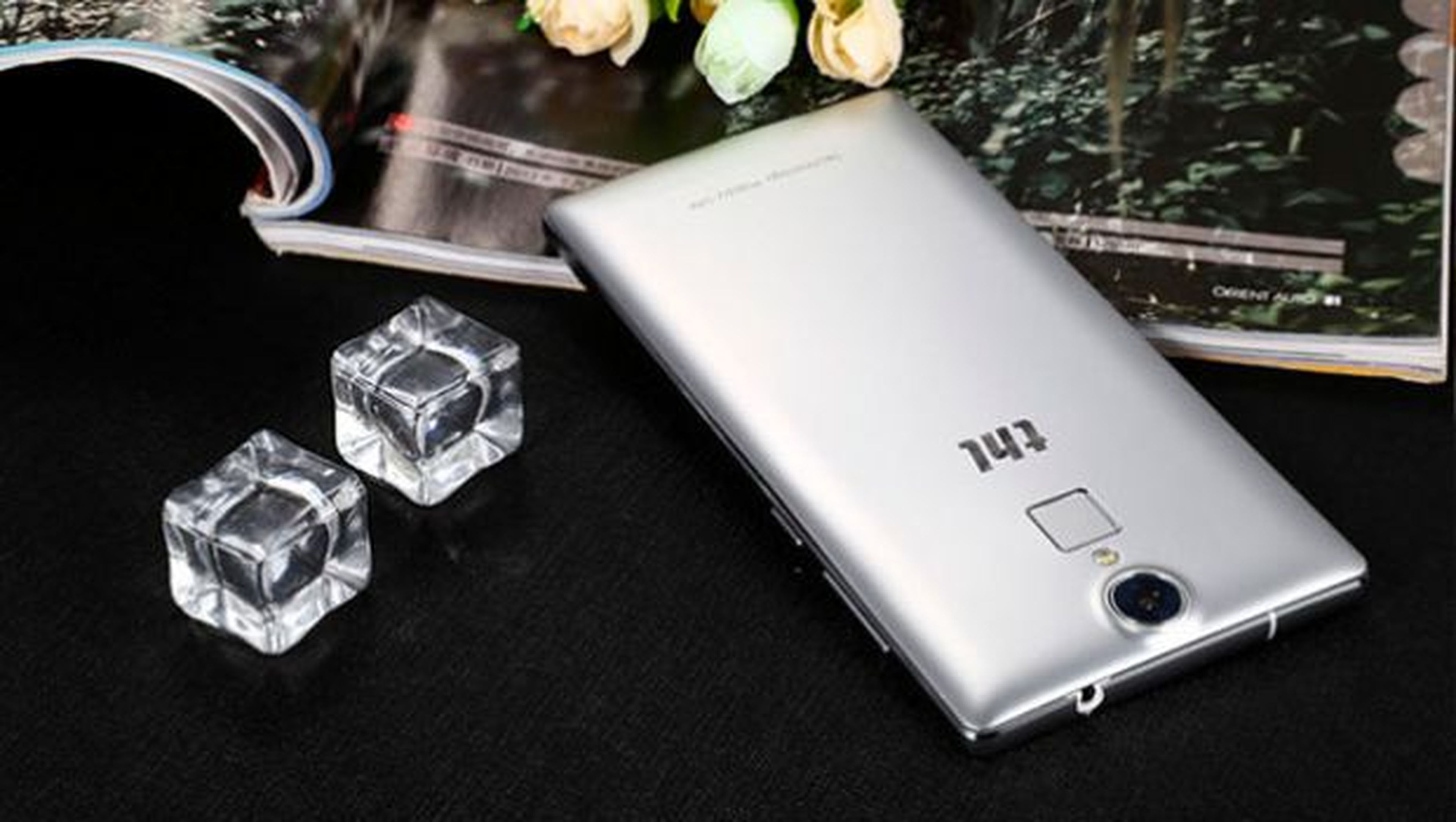 El THL T7 es un móvil sobrio que ofrece el acabado en plata como única opción, pero que en su parte trasera incluye un lector de huella dactilar.