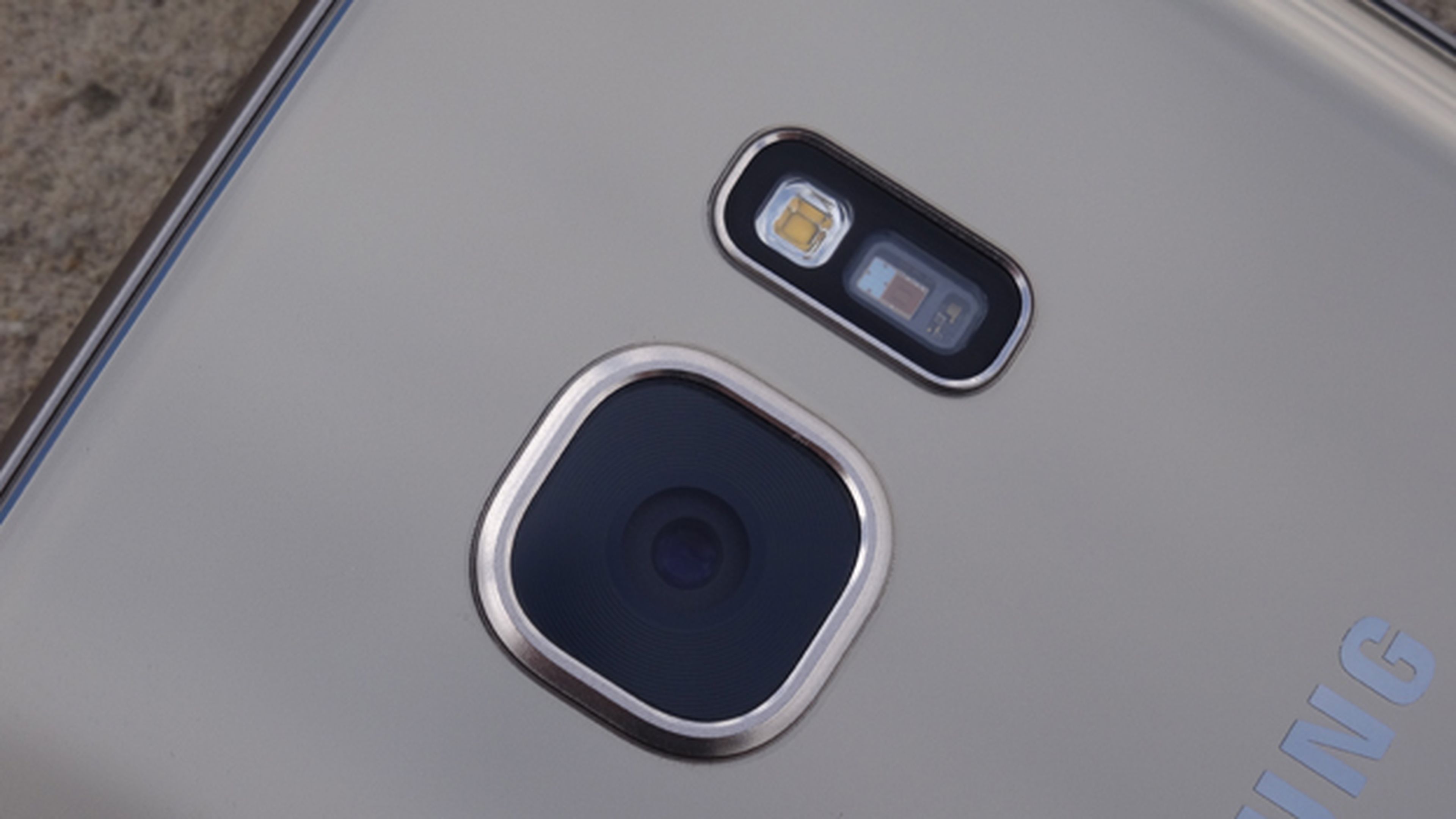 Detalle de la cámara principal del Samsung Galaxy S7 Edge