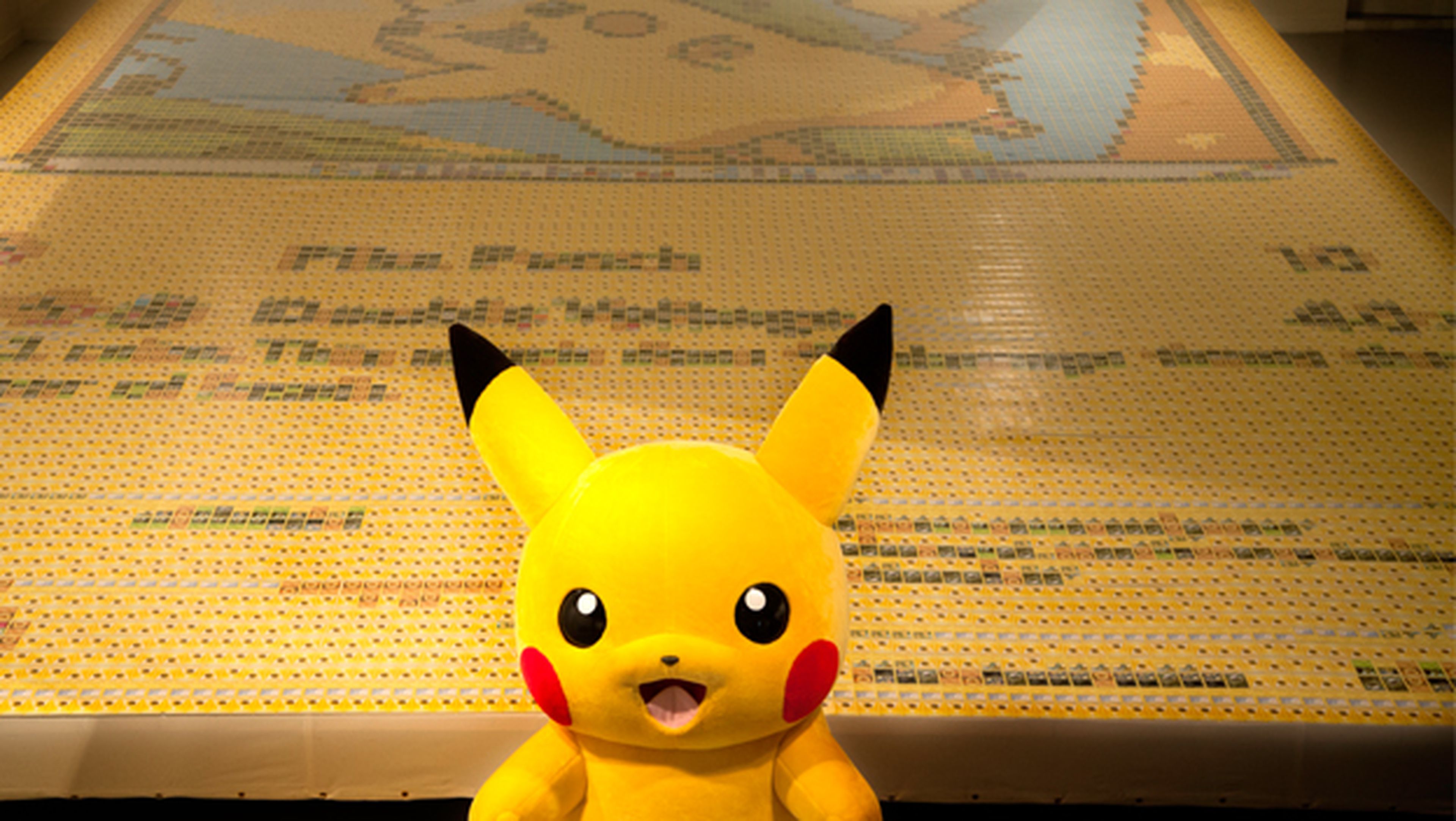 Un Pikachu gigante hecho de 13.000 cartas Pokémon