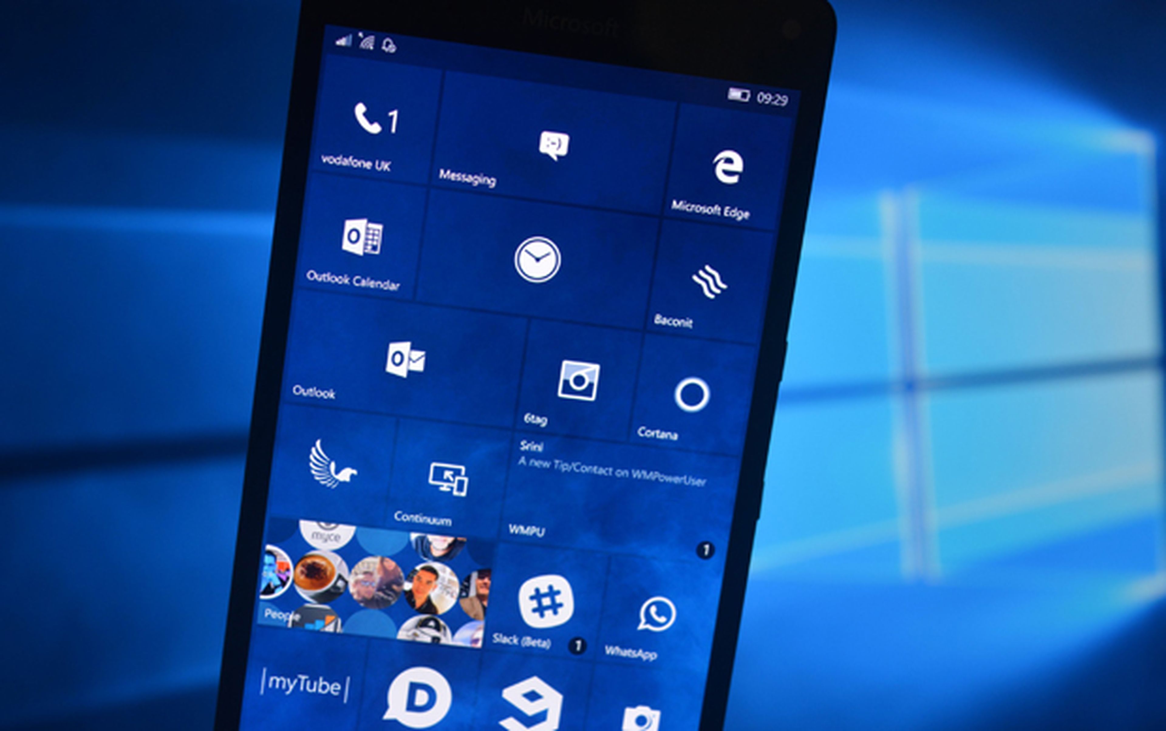 Windows 10 Mobile sobre el fondo de pantalla azul de Windows 10
