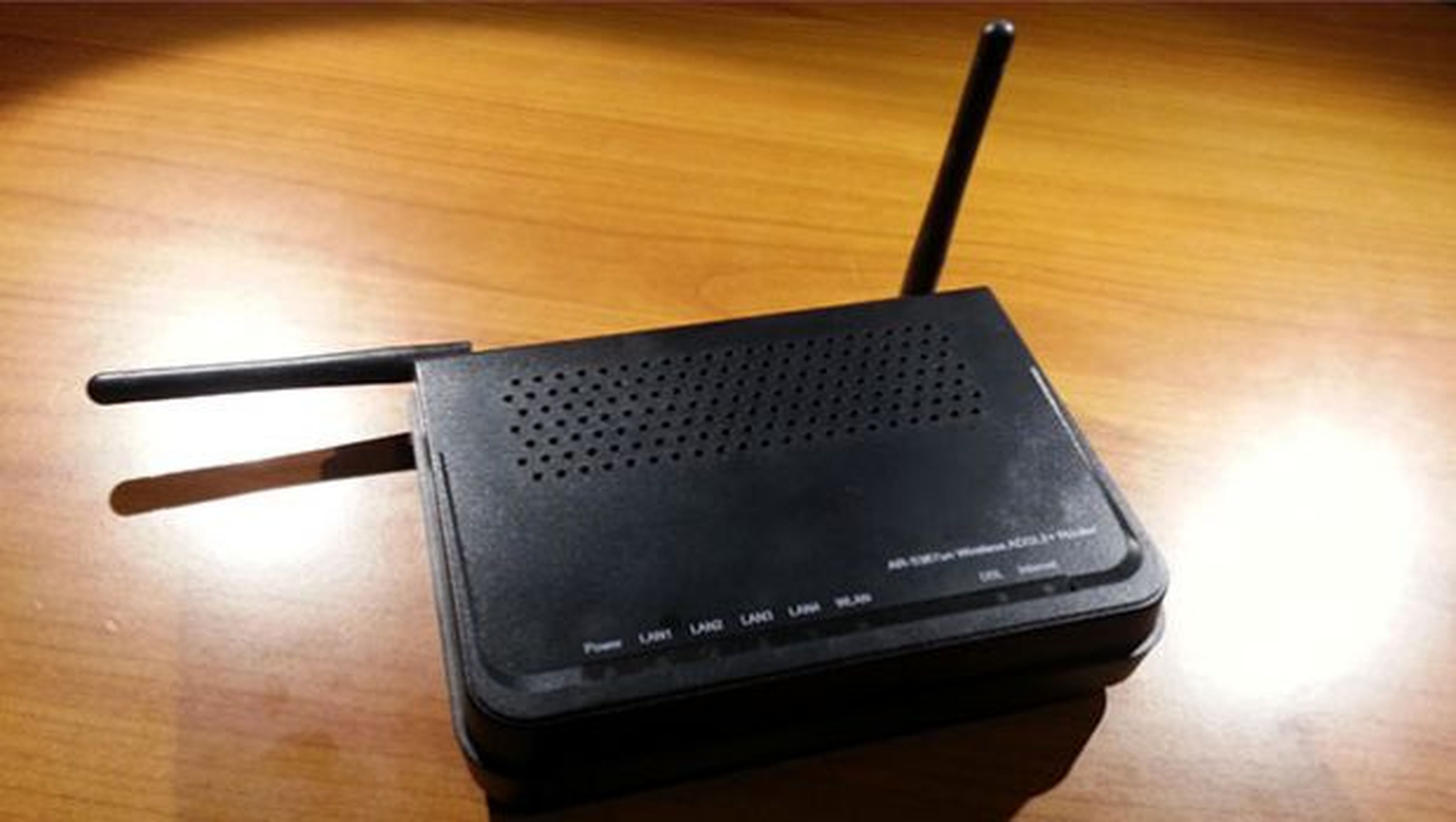 La orientación de las antenas del router también contribuye a mejorar la cobertura Wi-Fi en tu casa.