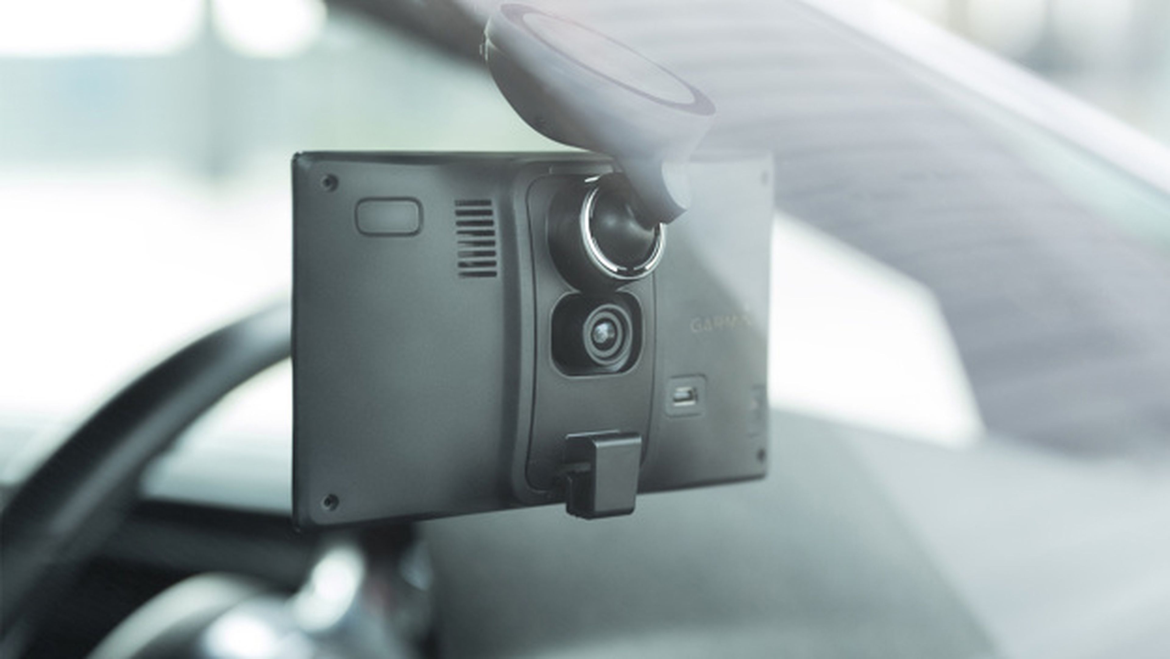 Garmin DriveAssist, un GPS con cámara para grabar accidentes