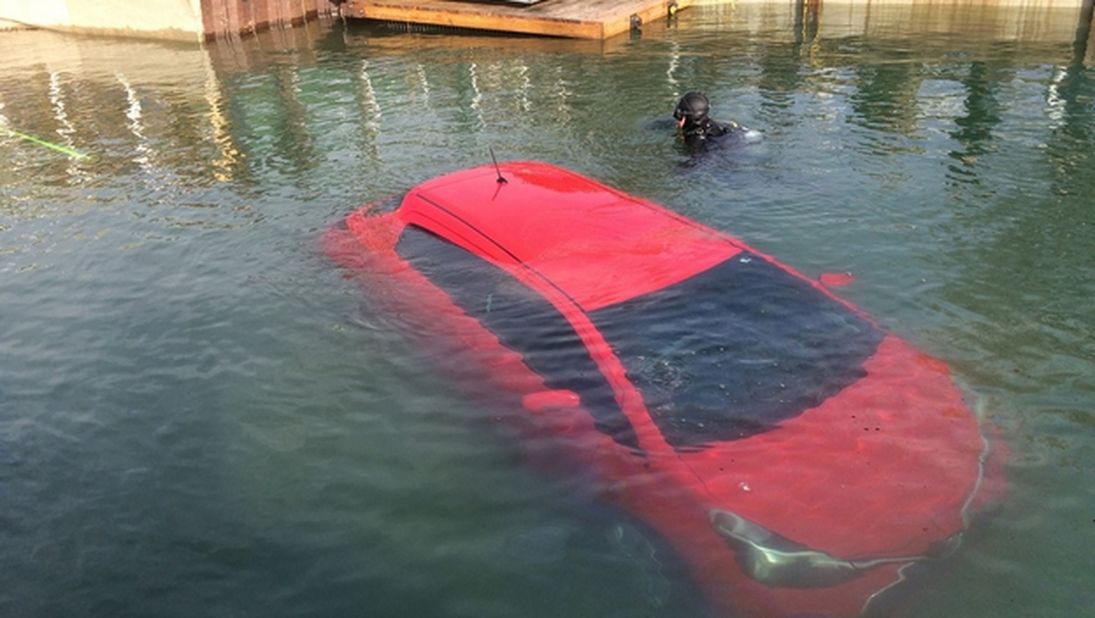 Conductora termina en el fondo de un lago por seguir el GPS