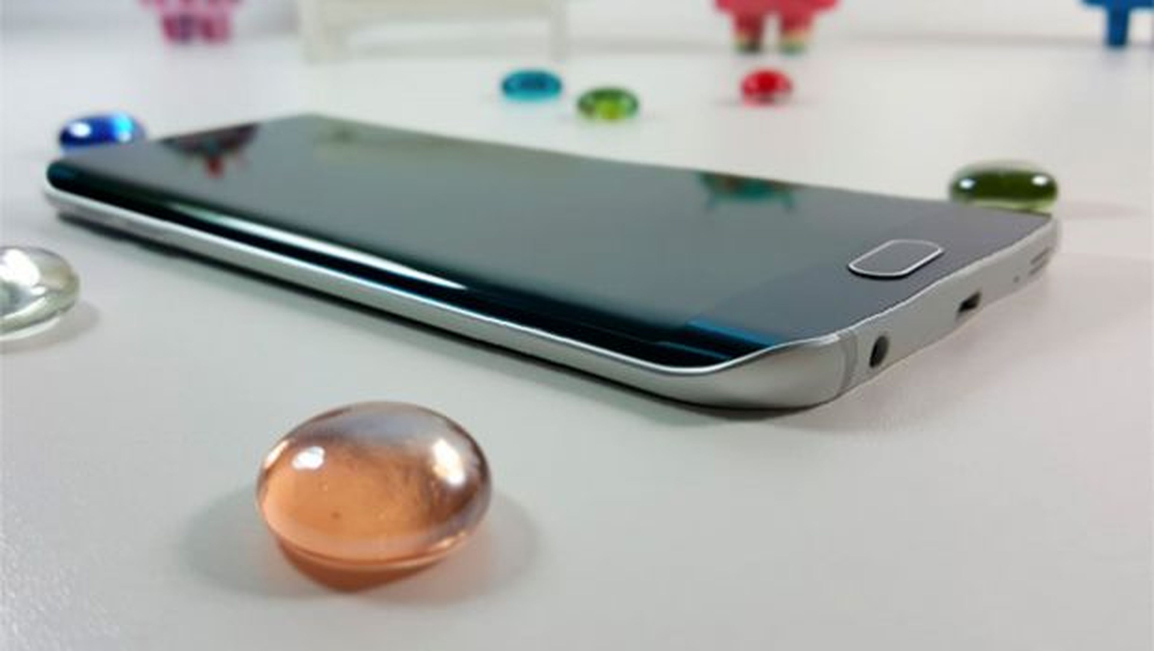 este clon del Galaxy S6 Edge no está fabricado en cristal y aluminio como sí lo está el modelo original.