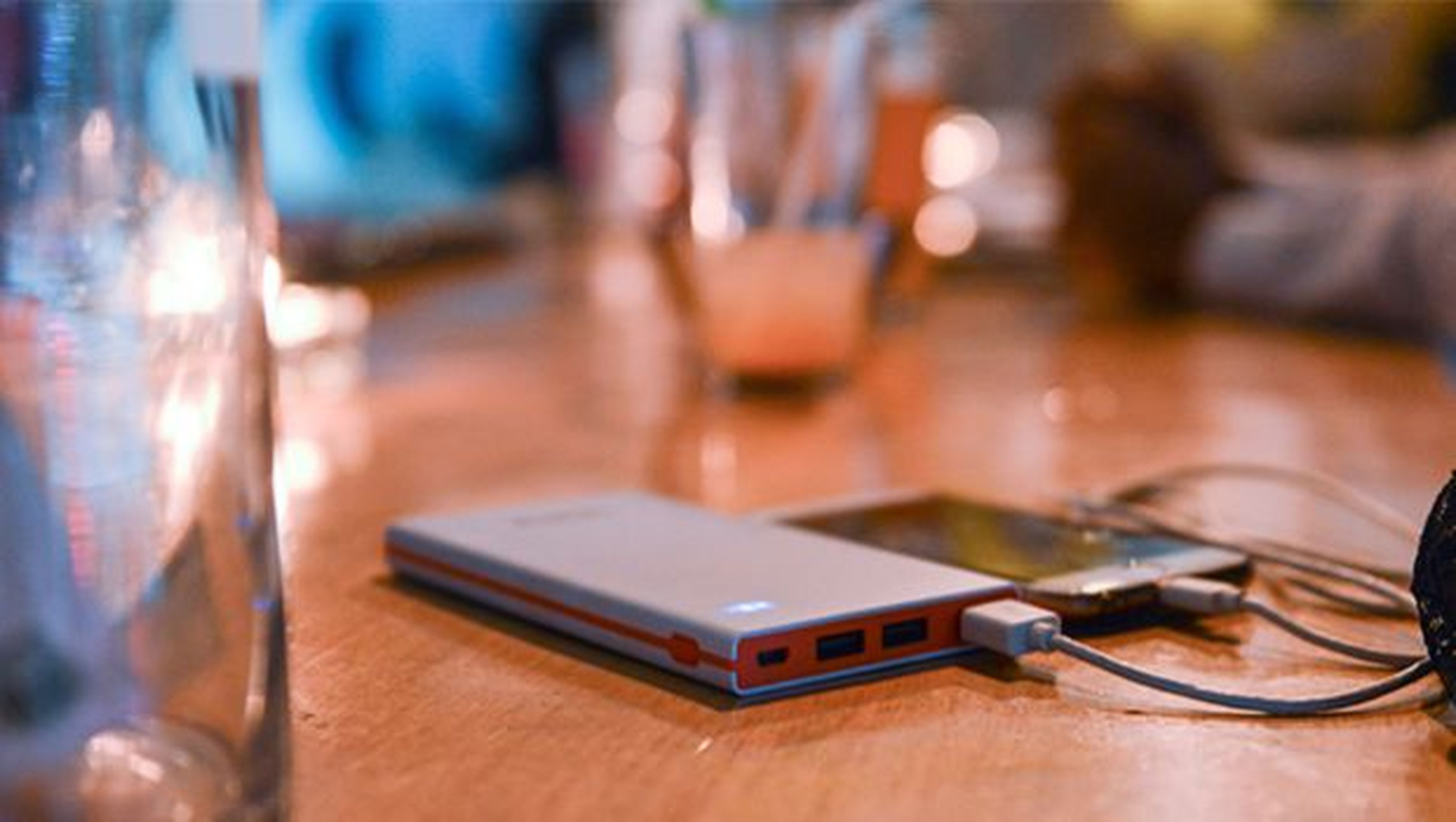 Los 15.000 mAh de esta batería portátil te permitirá recargar hasta 6 veces un iPhone 6S, 5 veces y media un Galaxy S6 o realizar dos cargas completas a un iPad Air 2