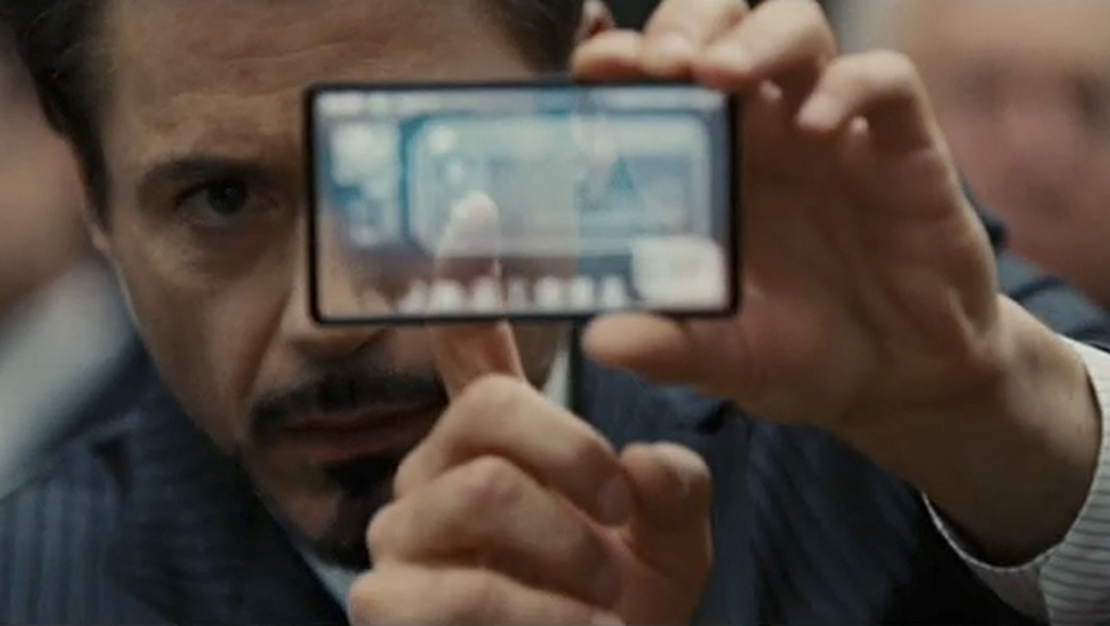 Tony Stark con un móvil transparente en la película Iron Man