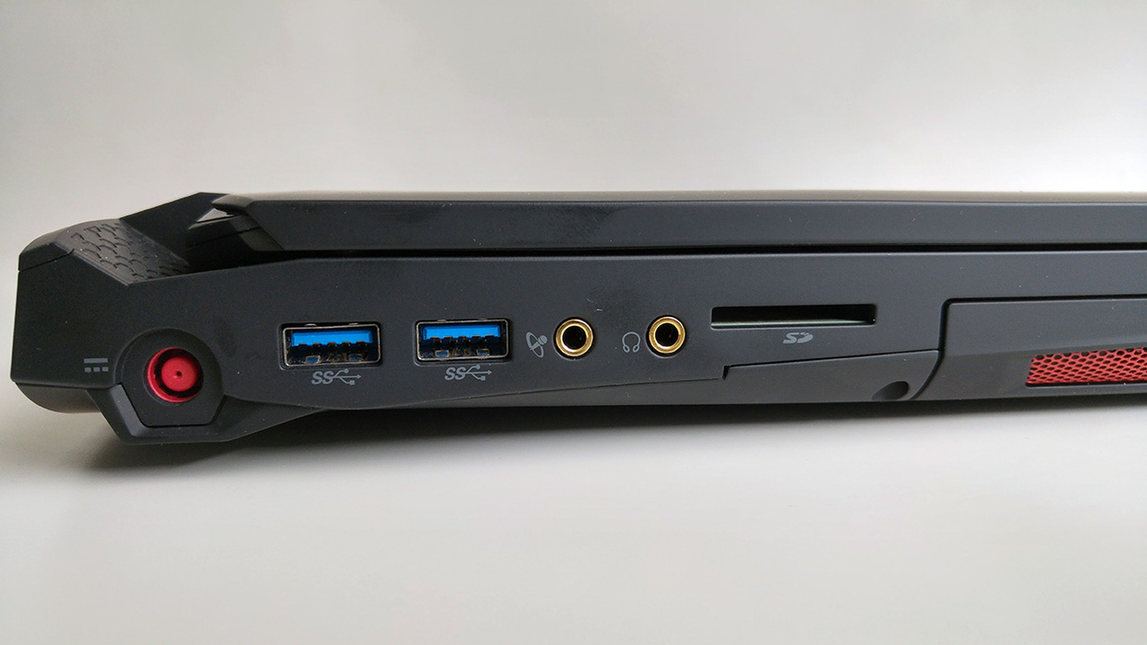 Acer predator 15, puertos lateral izquierdo