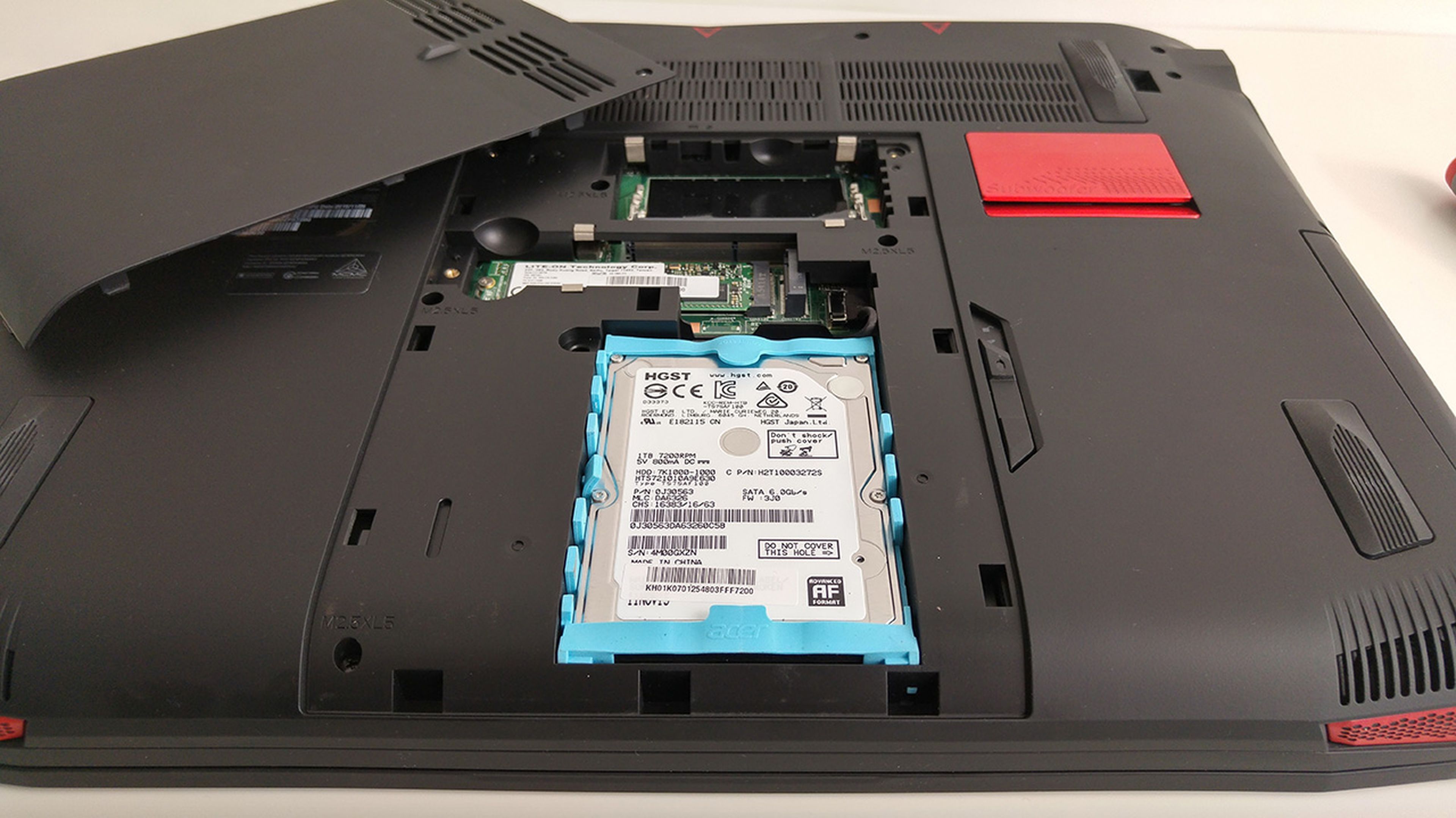 Acer predator 15, retirando la tapa para discos y memoria