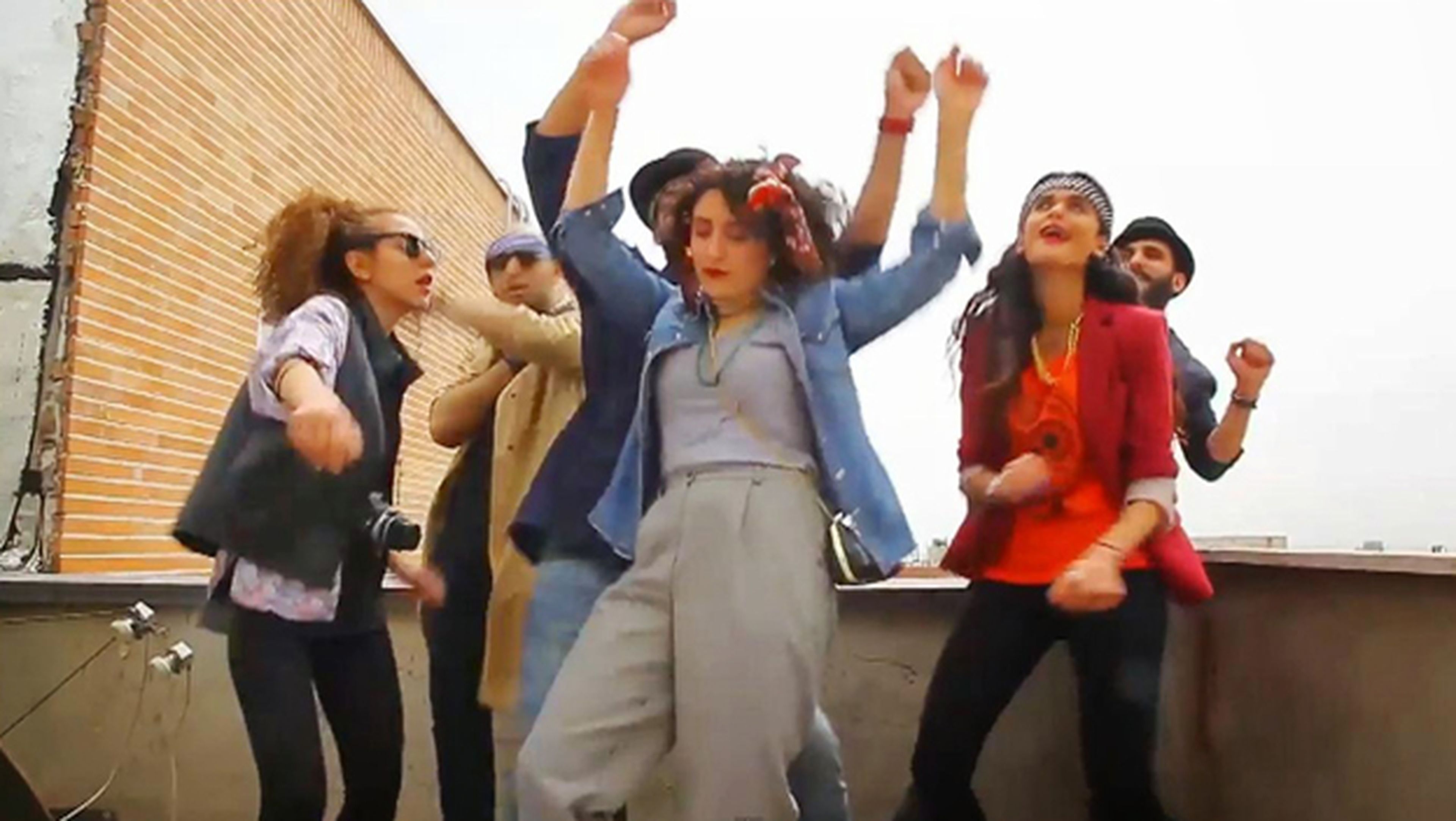 Jóvenes iraníes bailando en un vídeo la canción "Happy" de Pharrell Williams