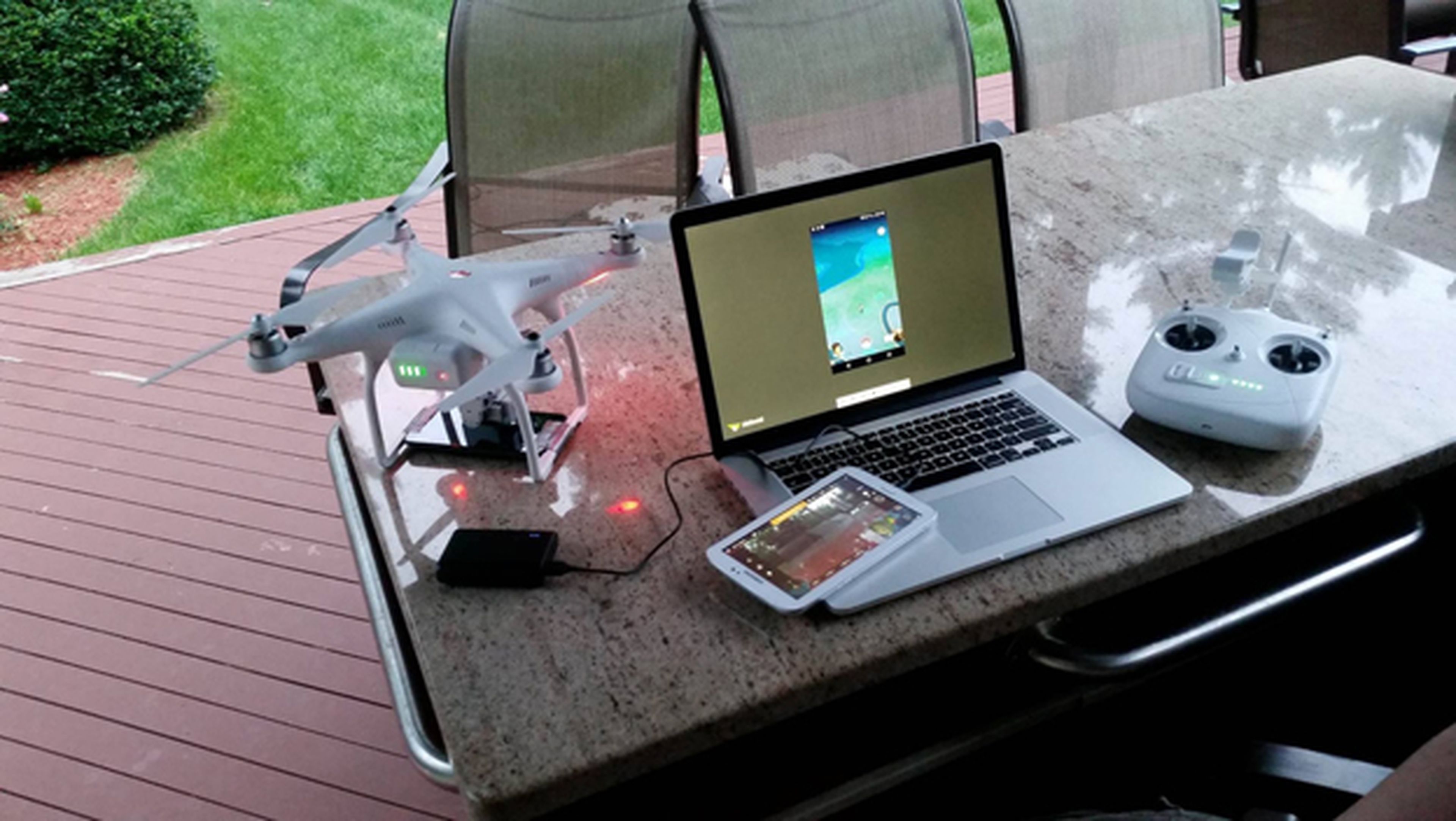 Conectan un teléfono a un dron para jugar a Pokémon GO