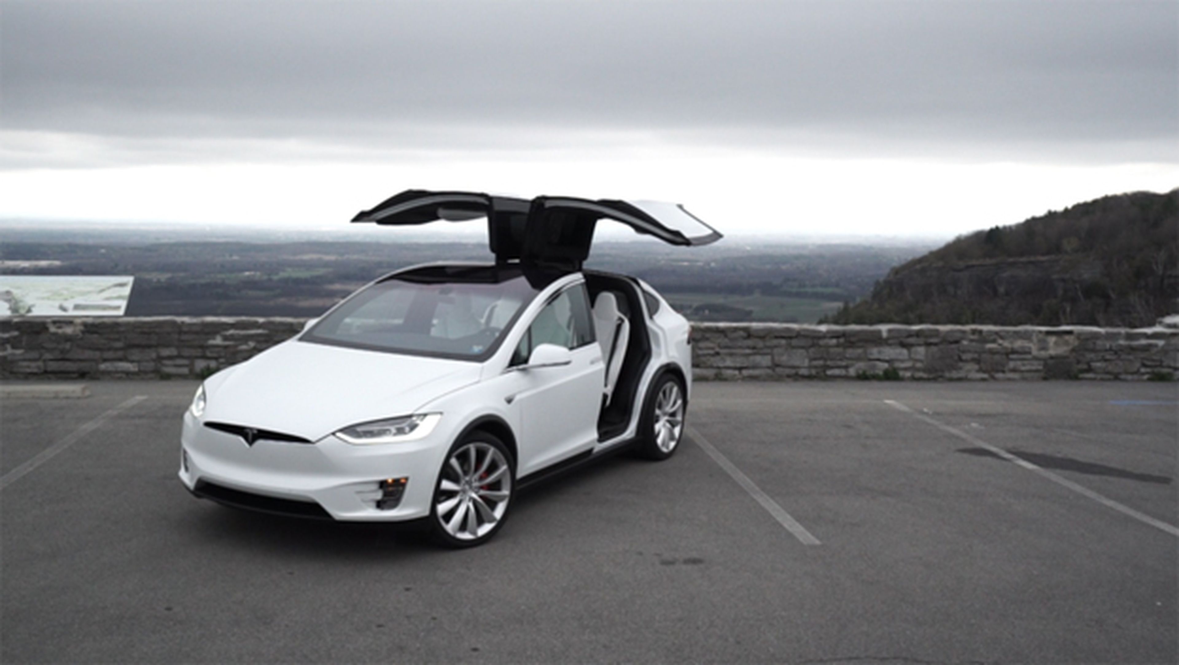 Un Tesla Model X choca contra el guardarraíl de la carretera