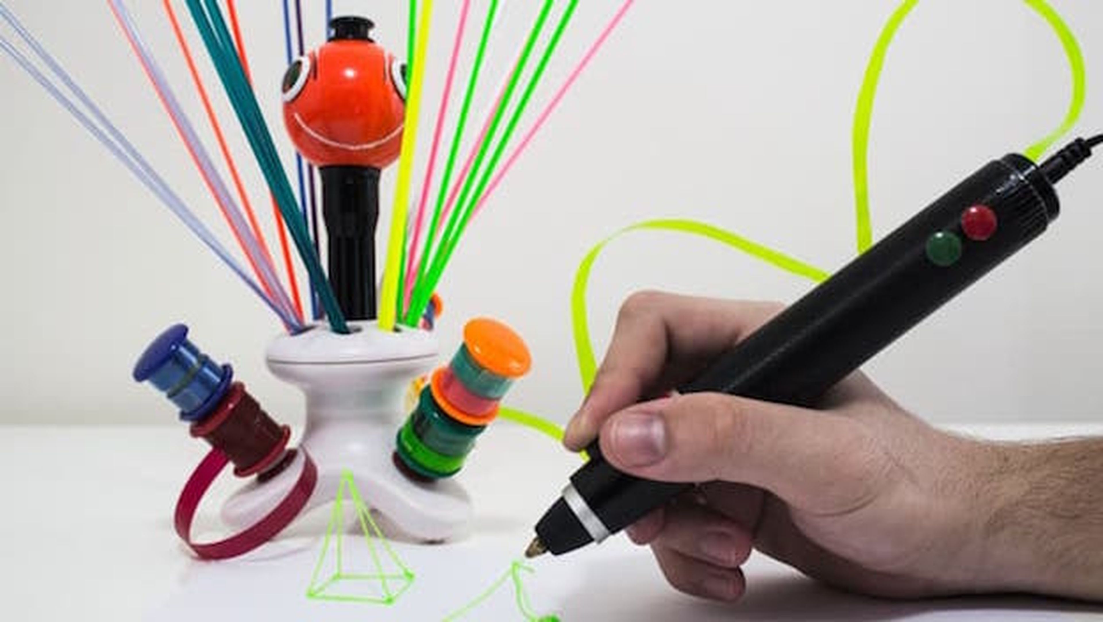 Bolígrafo 3D convierte bolsas y botellas plásticas en esculturas