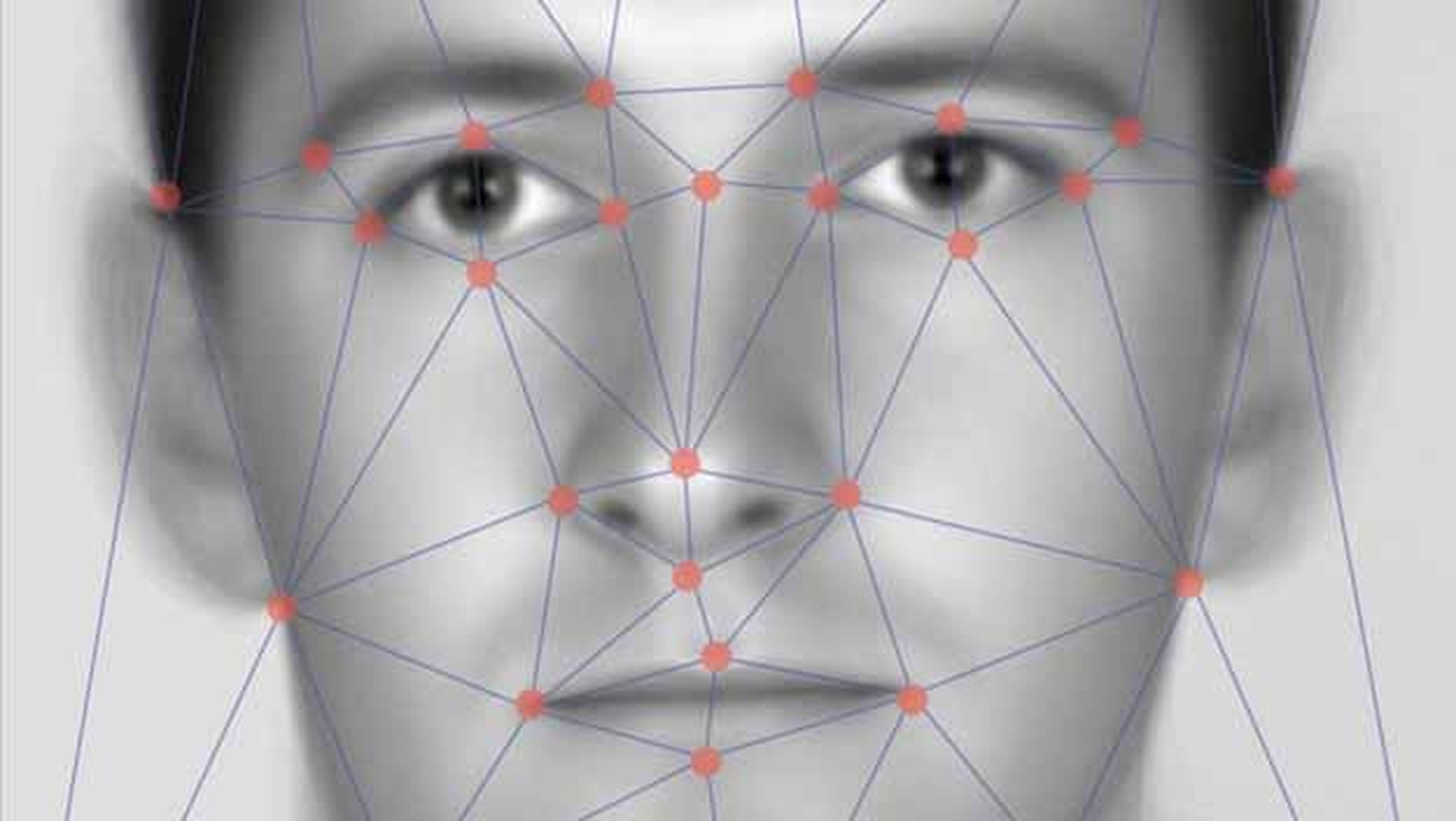 Engañan al reconocimiento facial con imágenes de Facebook
