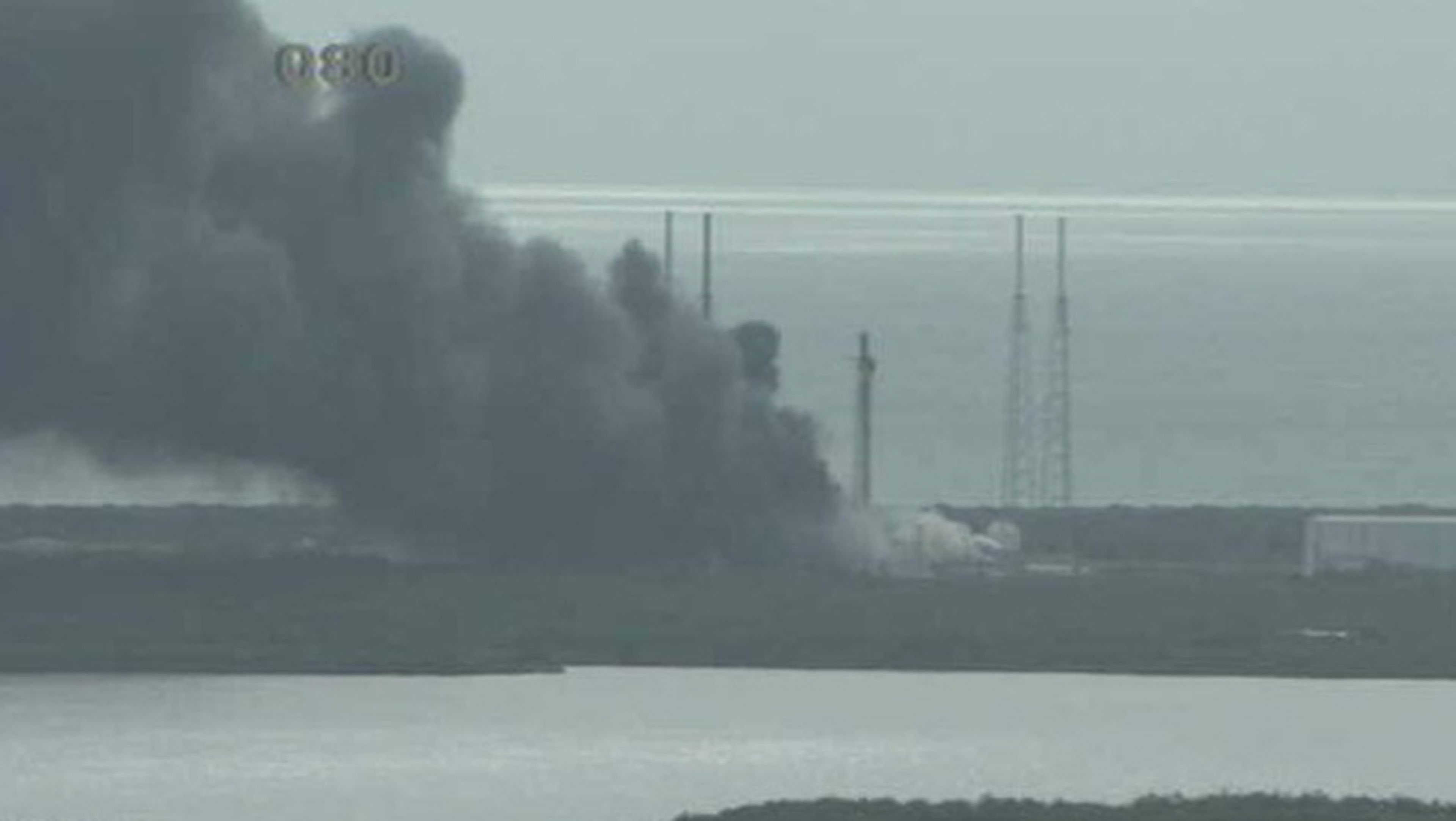 Un cohete Falcon 9 explota en la plataforma de lanzamiento