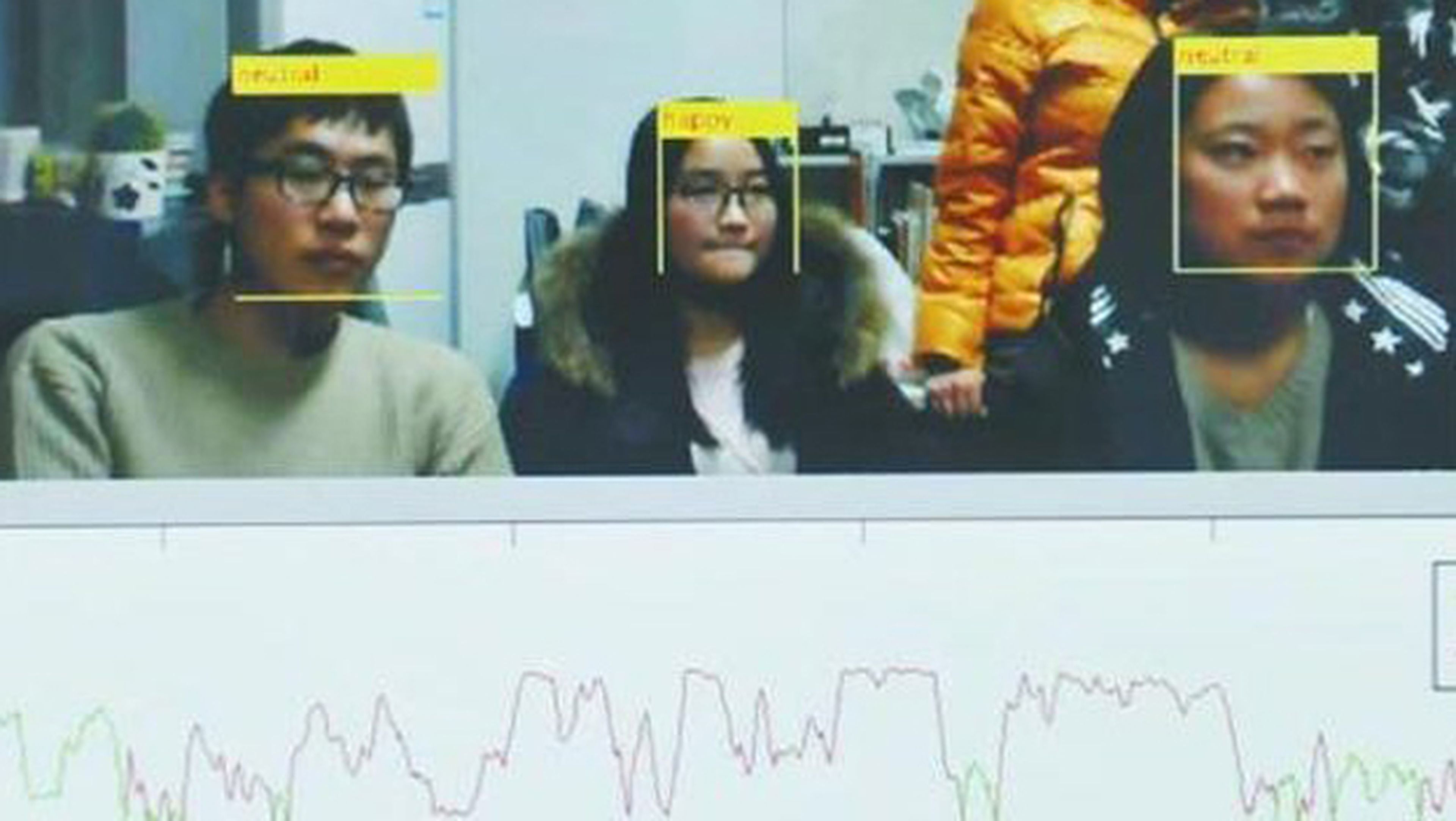 Un profesor instala un sistema de reconocimiento facial en sus clases