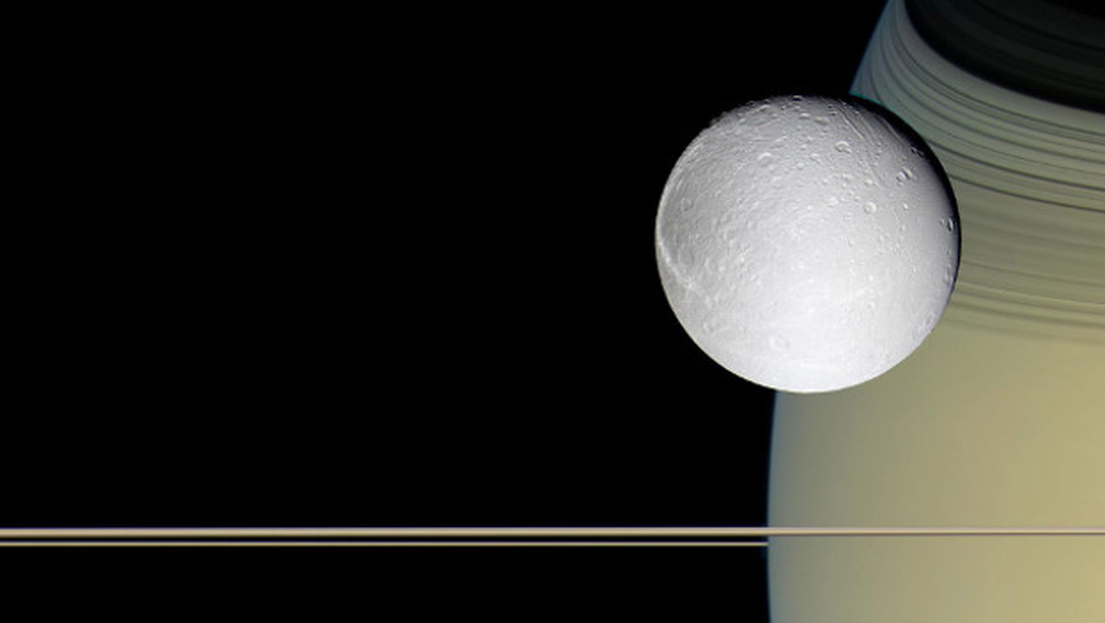 Luna Dione en torno a Saturno