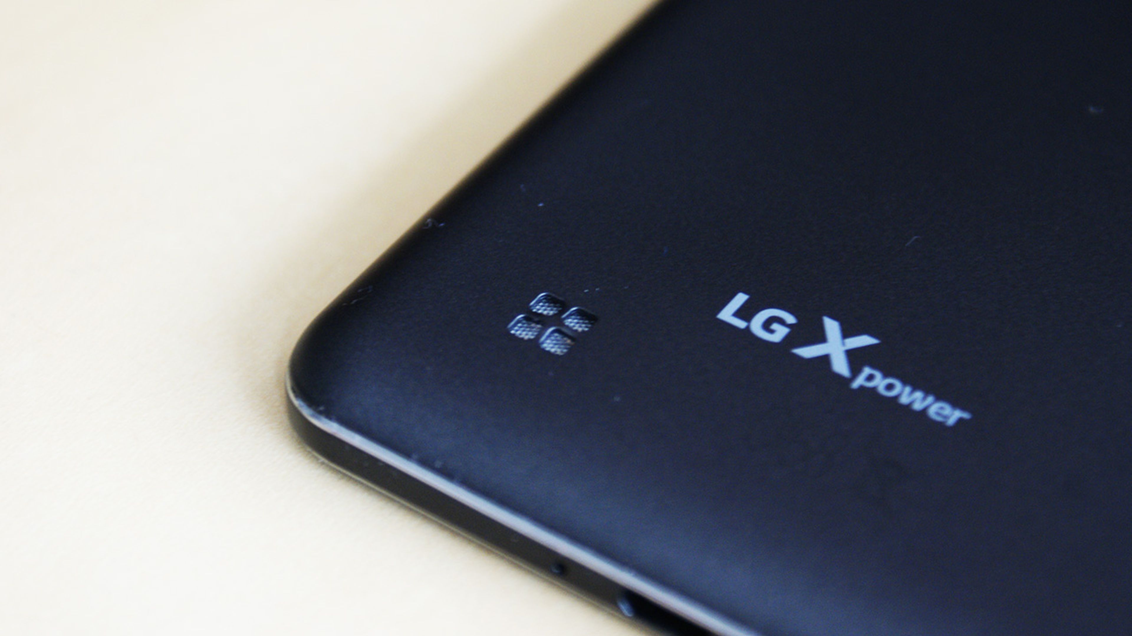 detalle del altavoz del LG X power