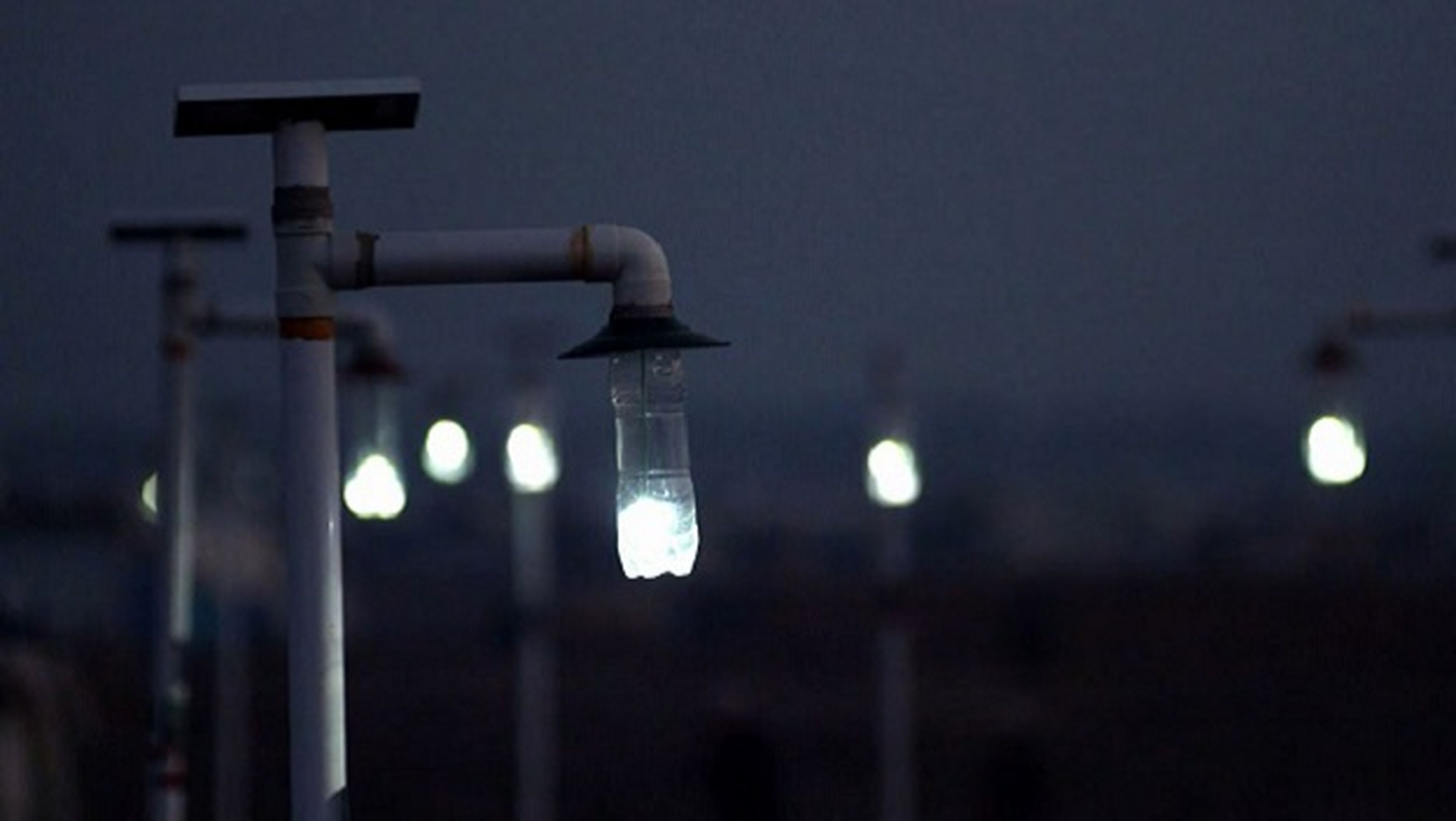 Proyecto convierte botellas de plástico en lámparas de iluminación