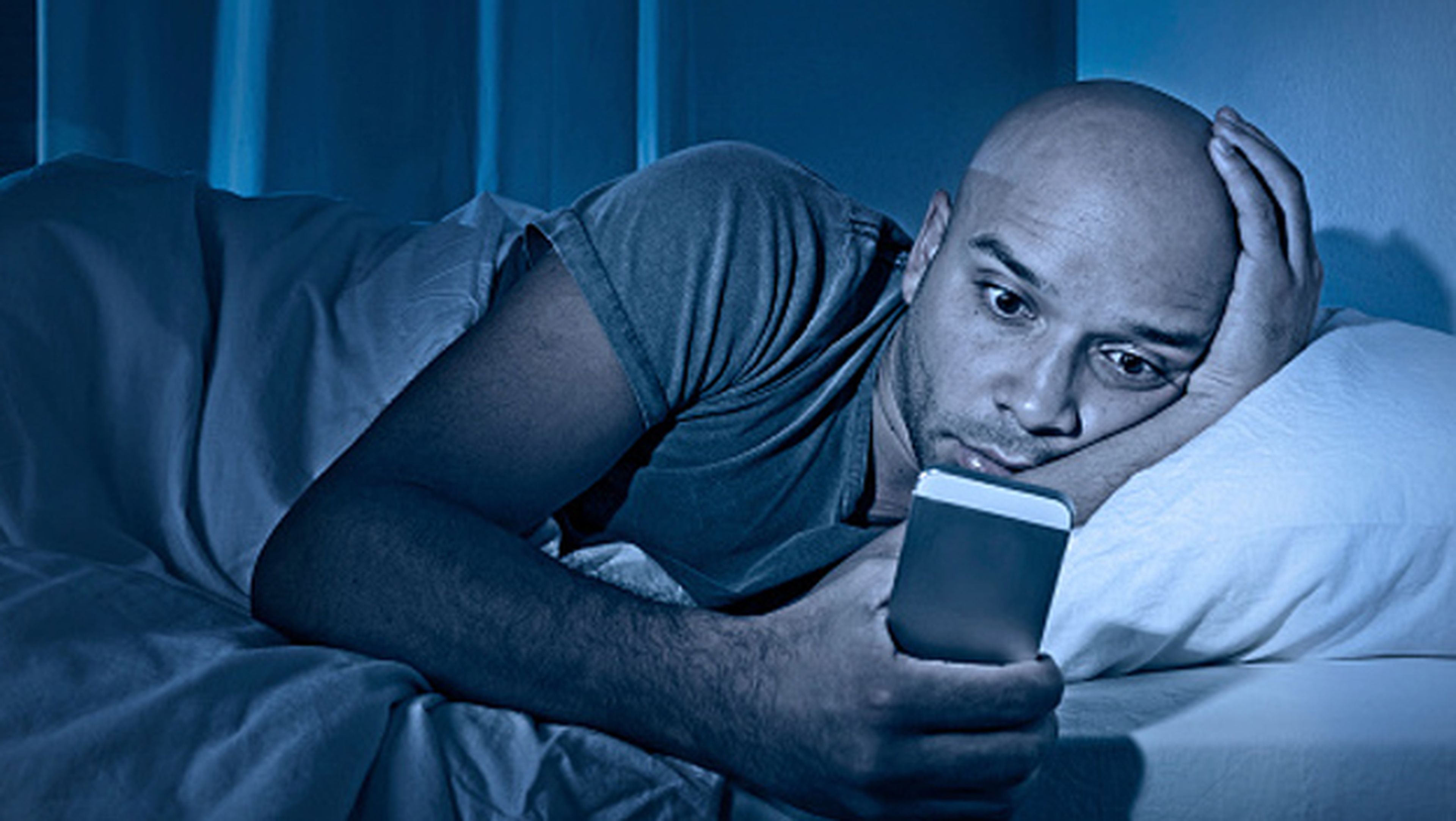 El uso excesivo del móvil afecta a la calidad de tu sueño | Computer Hoy