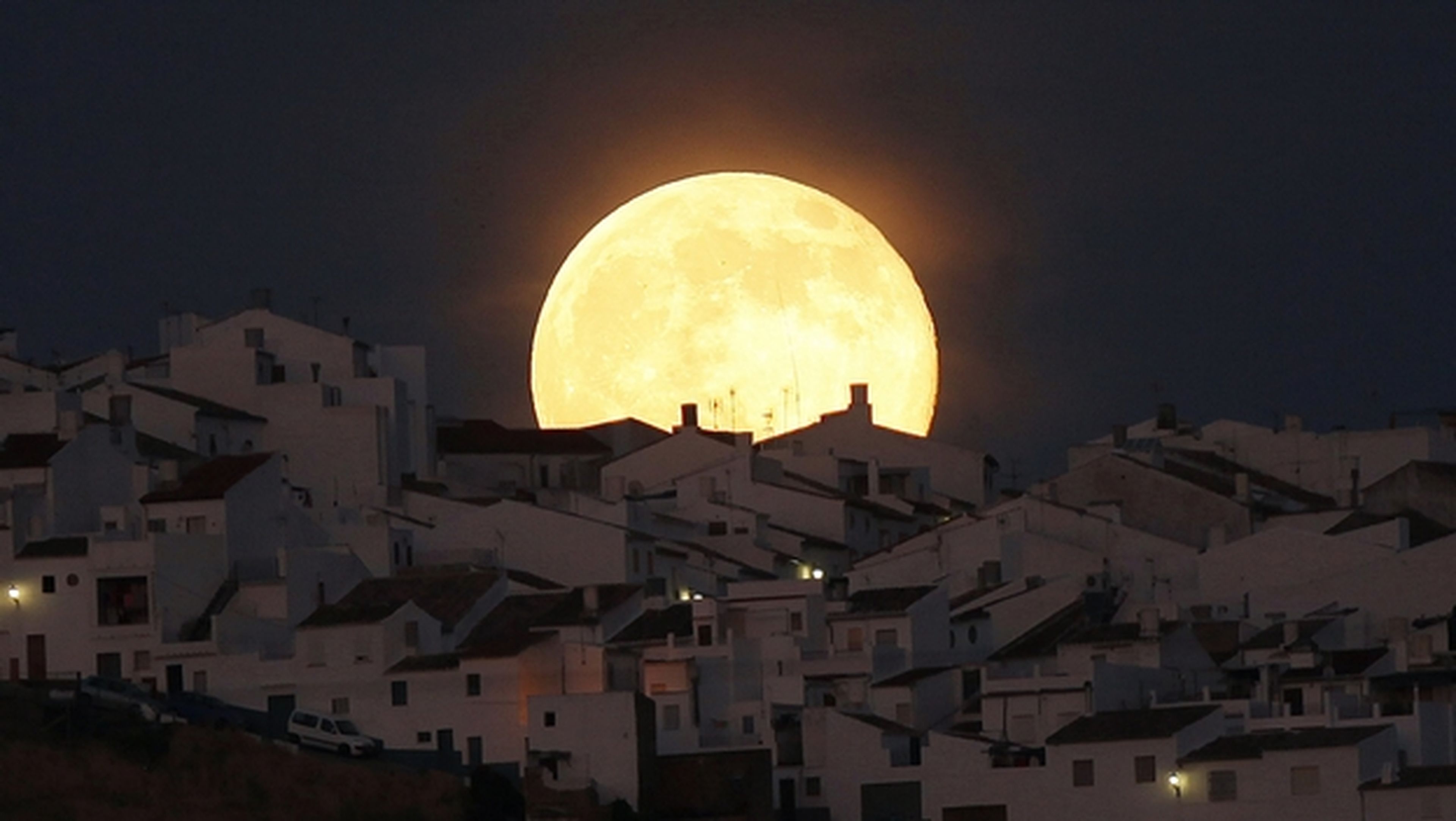 Seis trucos para fotografiar la Superluna del 14 de noviembre. Foto: REUTERS/Jon Nazca