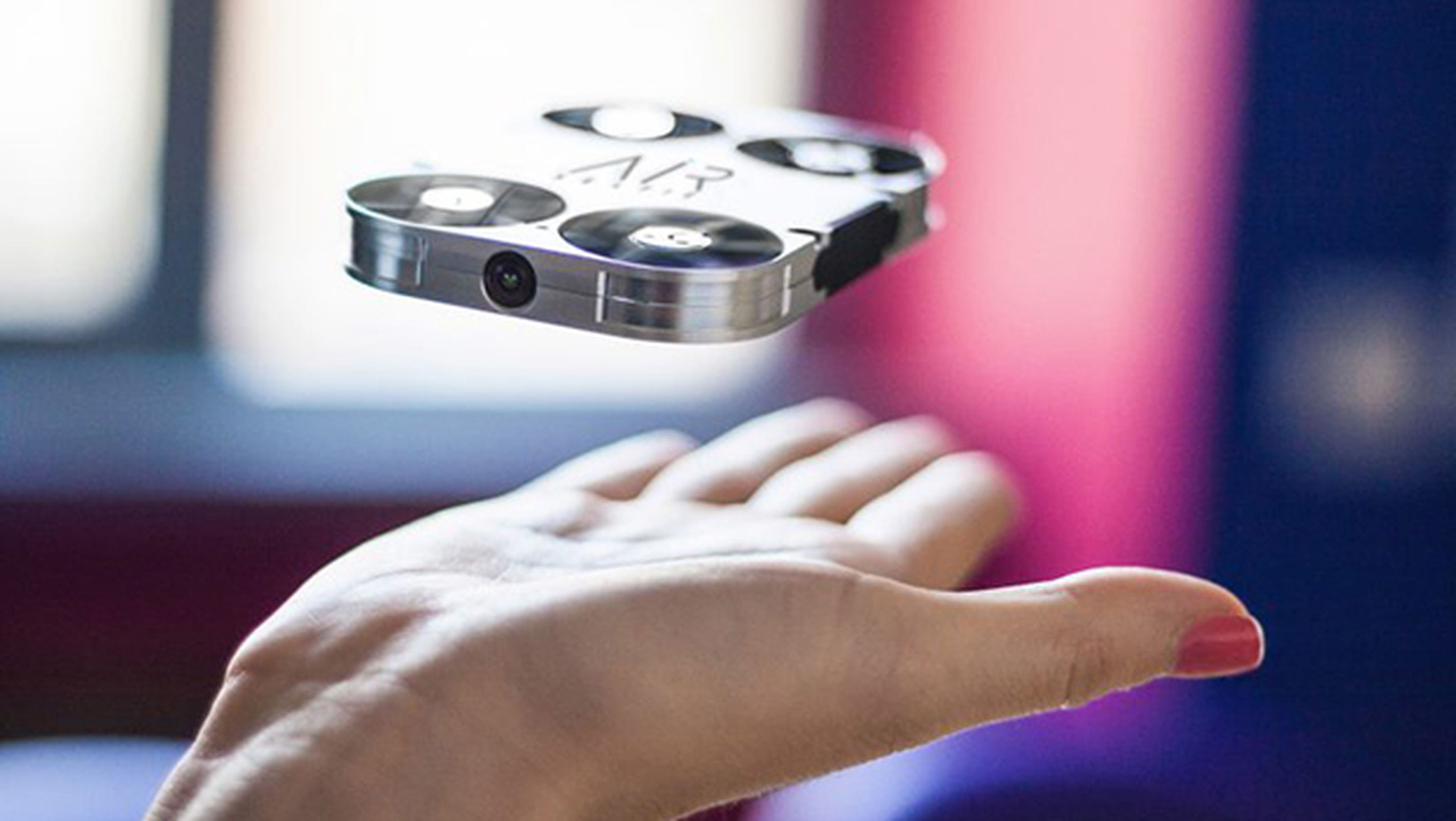 AirSelfie, el dron que parece un teléfono para tus selfies