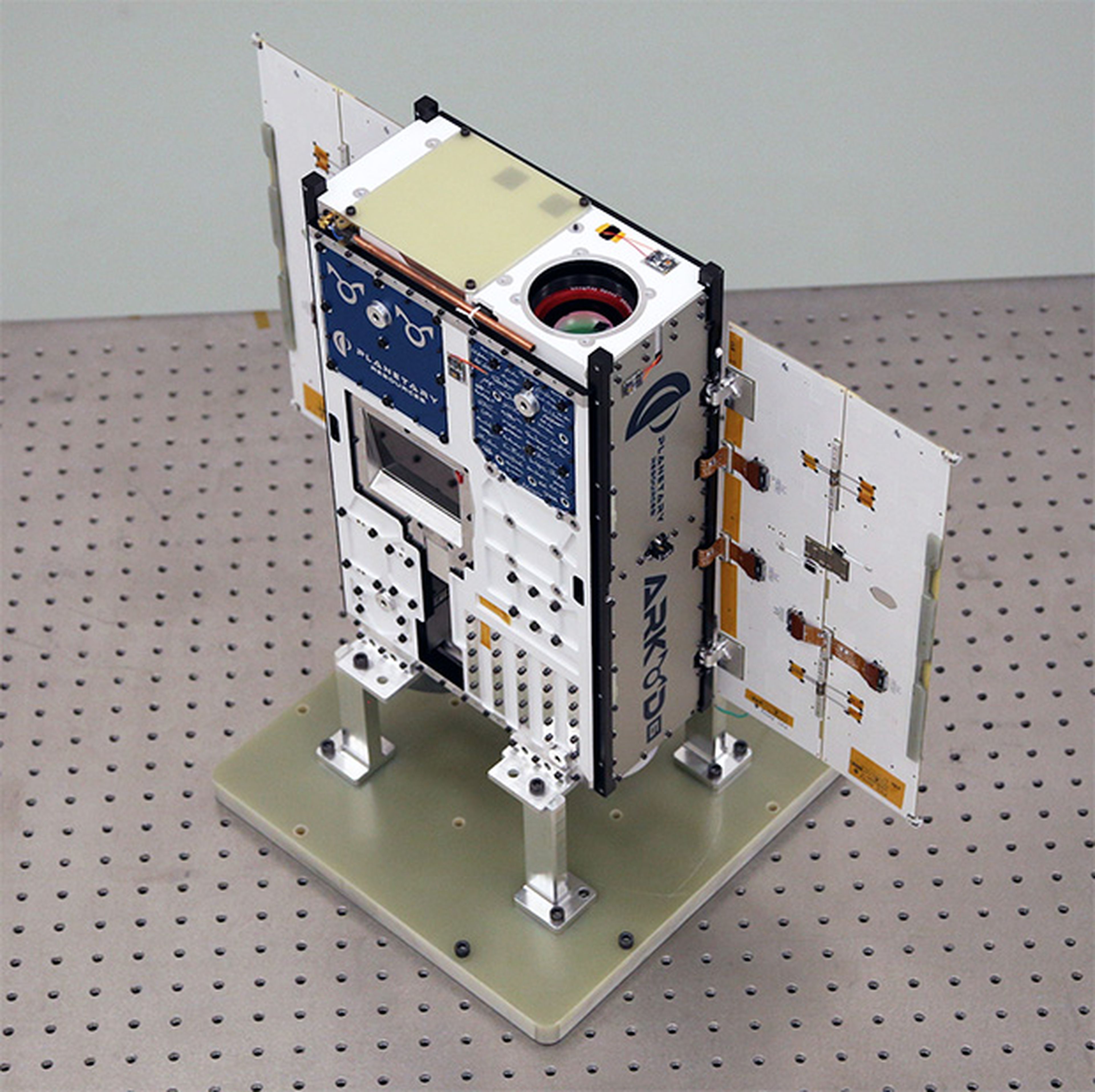 maqueta de satelite para minería espacial