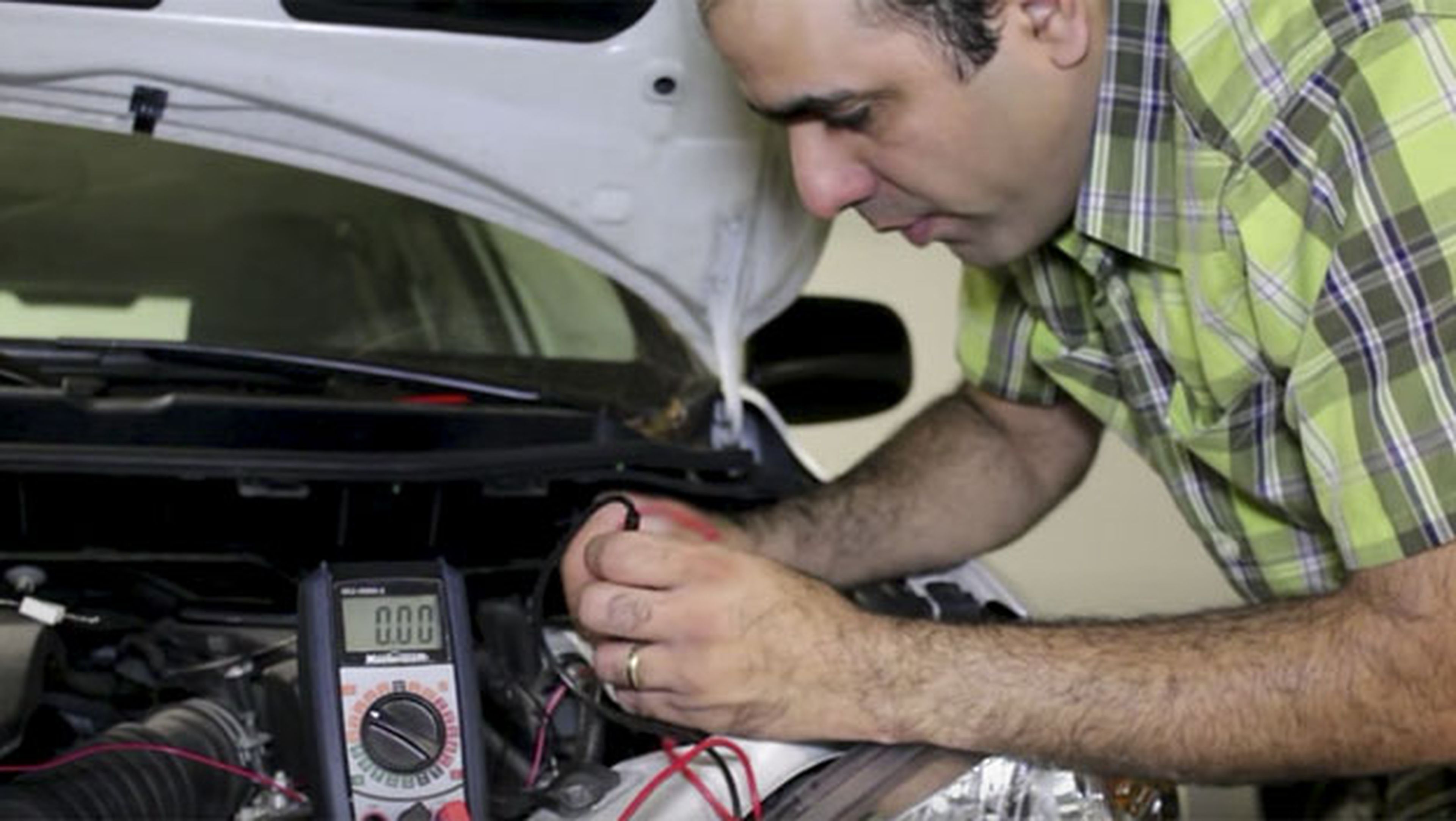 Arrancar el coche con pilas sí es posible, según este vídeo