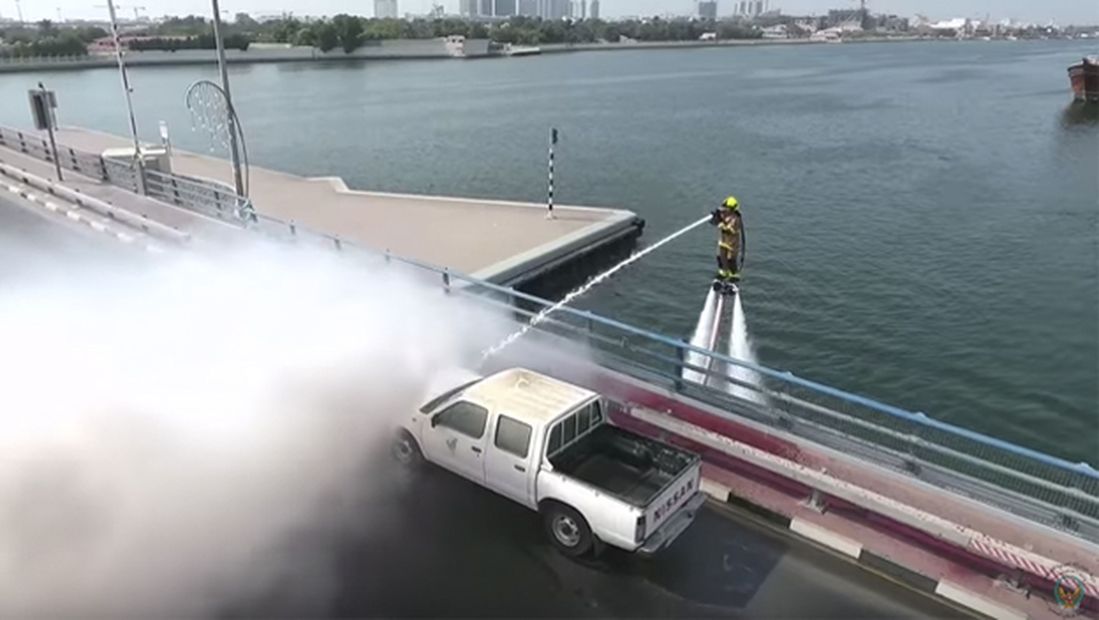 En Dubái los bomberos van montados en jetpacks