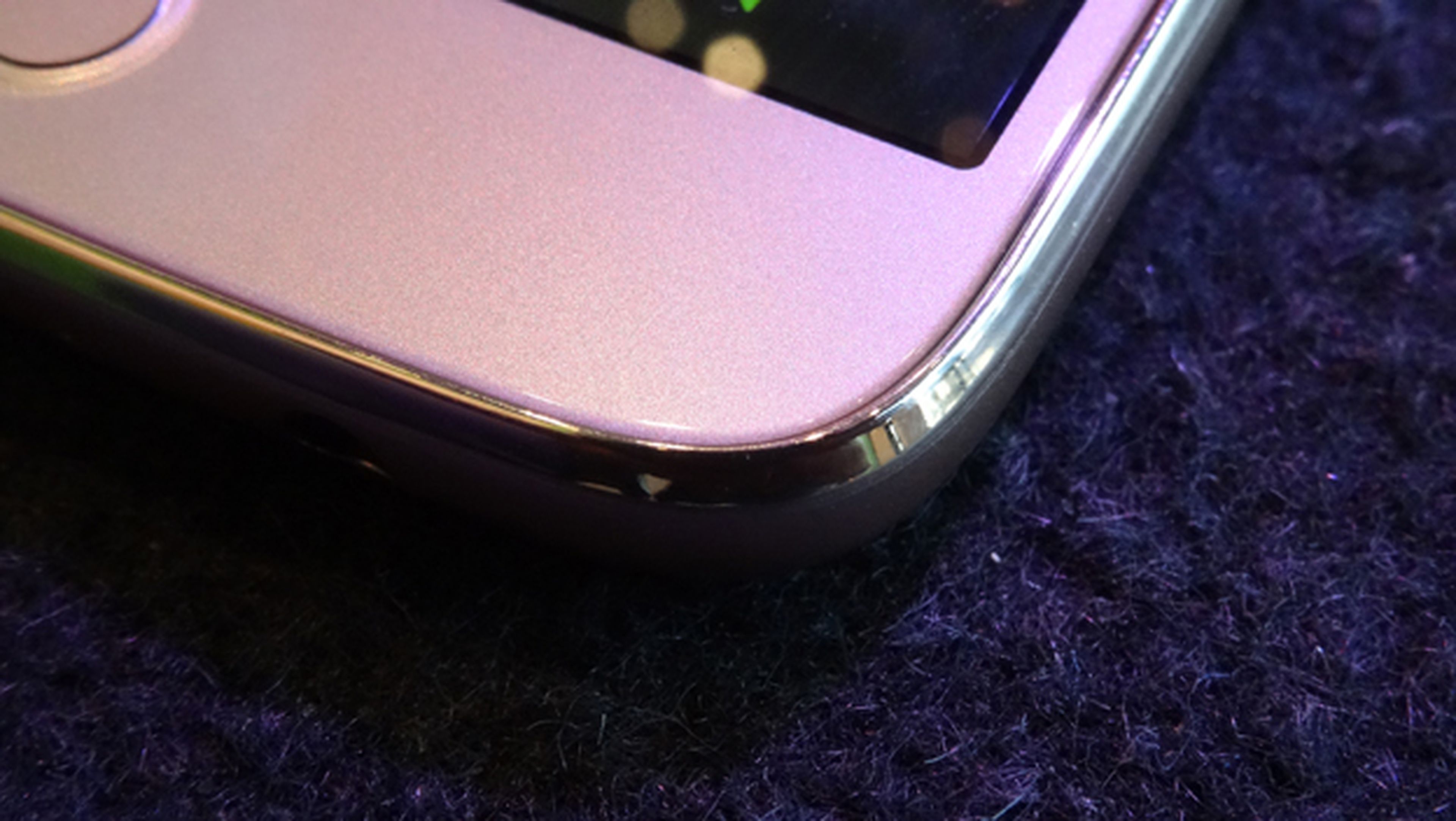 Detalle de los laterales del Moto G5 Plus visto de frente