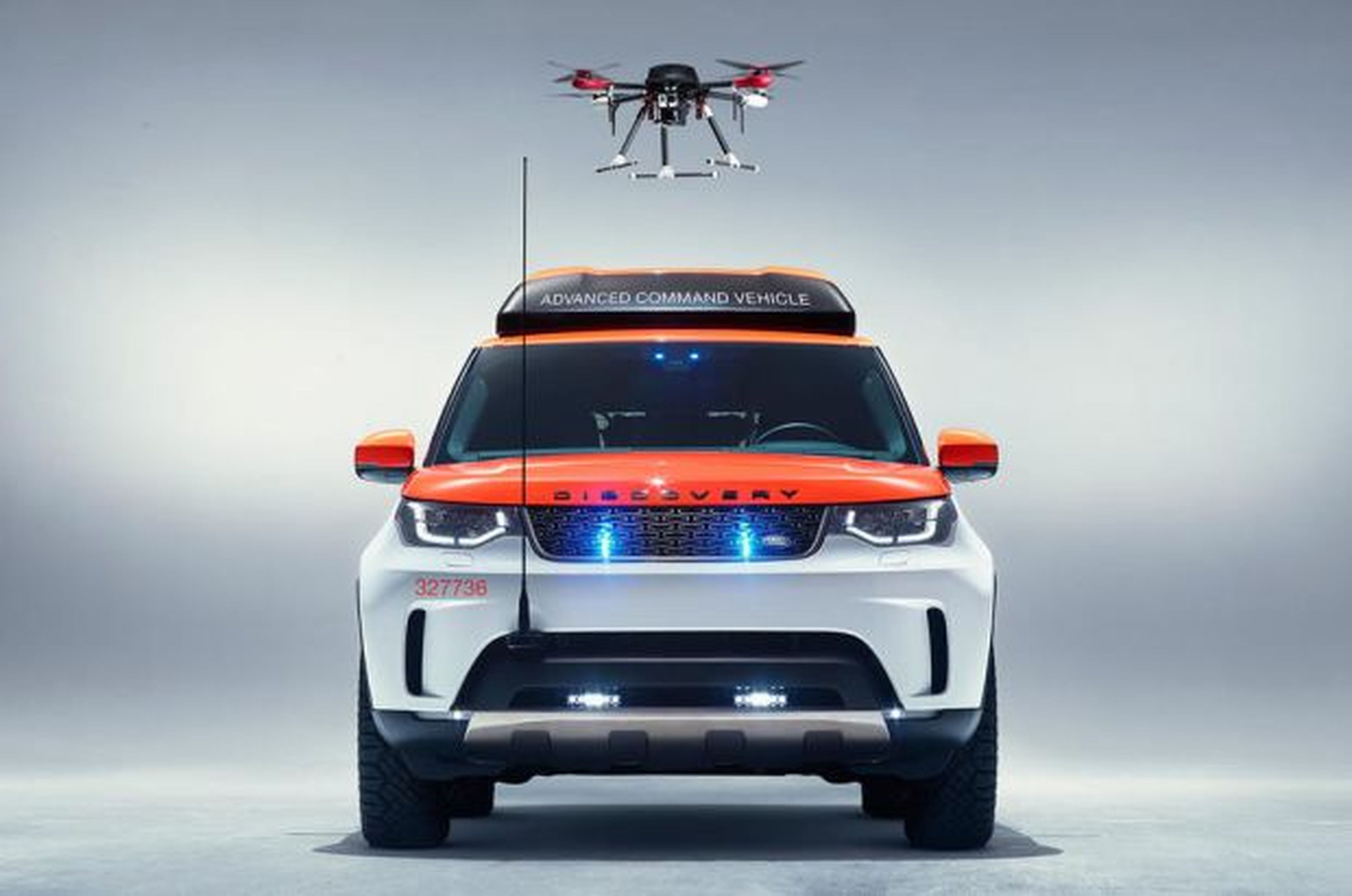 Land Rover presenta el primer coche con dron incorporado