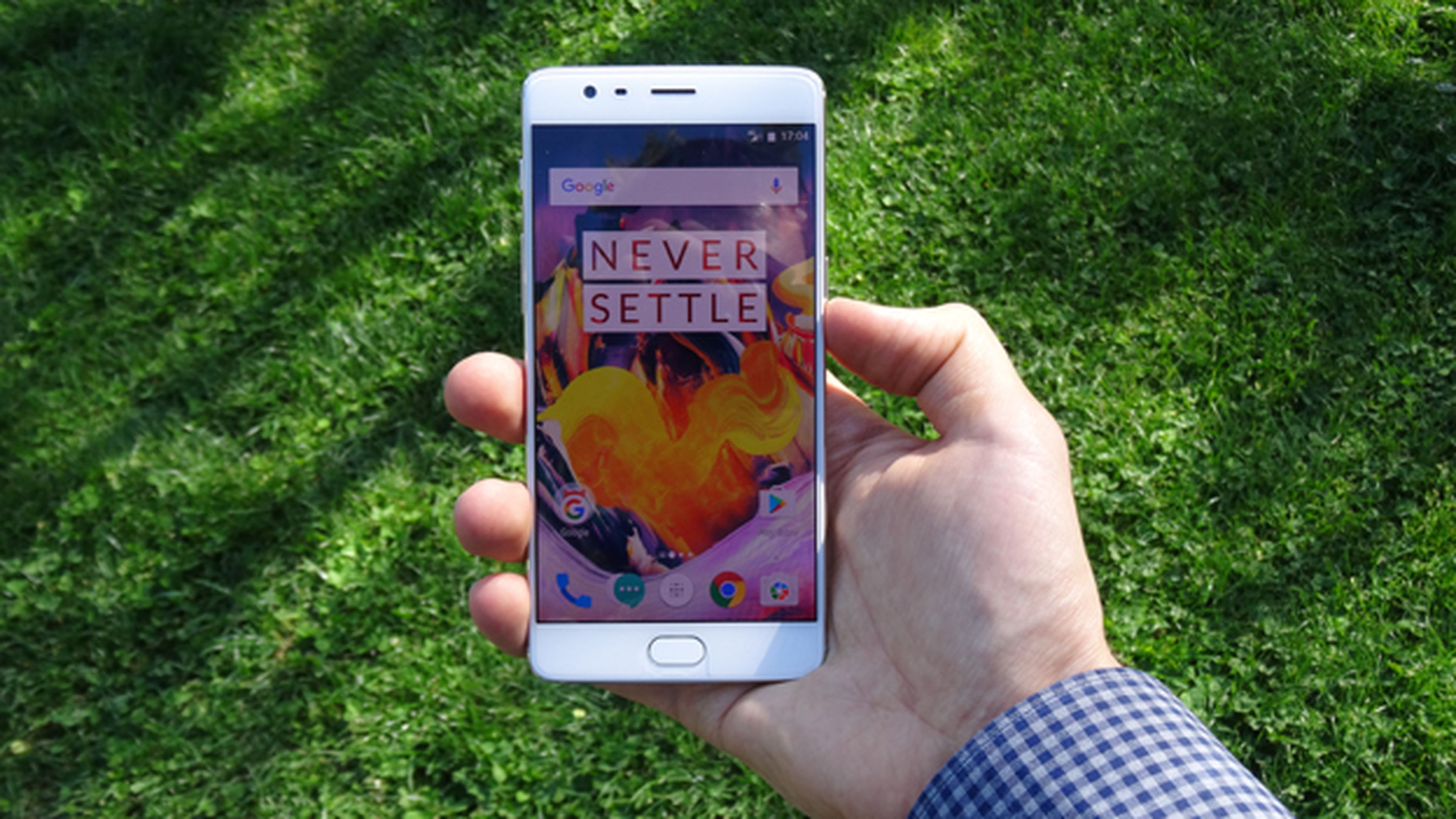 El OnePlus 3T es un móvil relativamente grande, así que utilizarlo con una sola mano es casi imposible