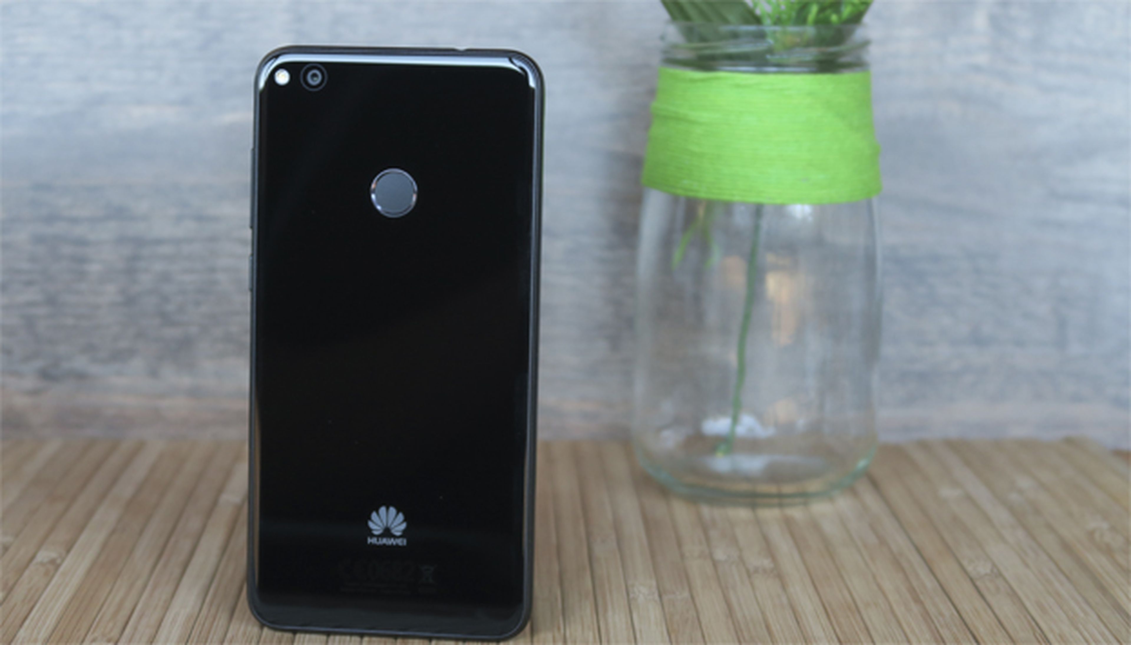 Llama mucho la atención el acabado tan elegante que transmite la parte trasera de este móvil de Huawei