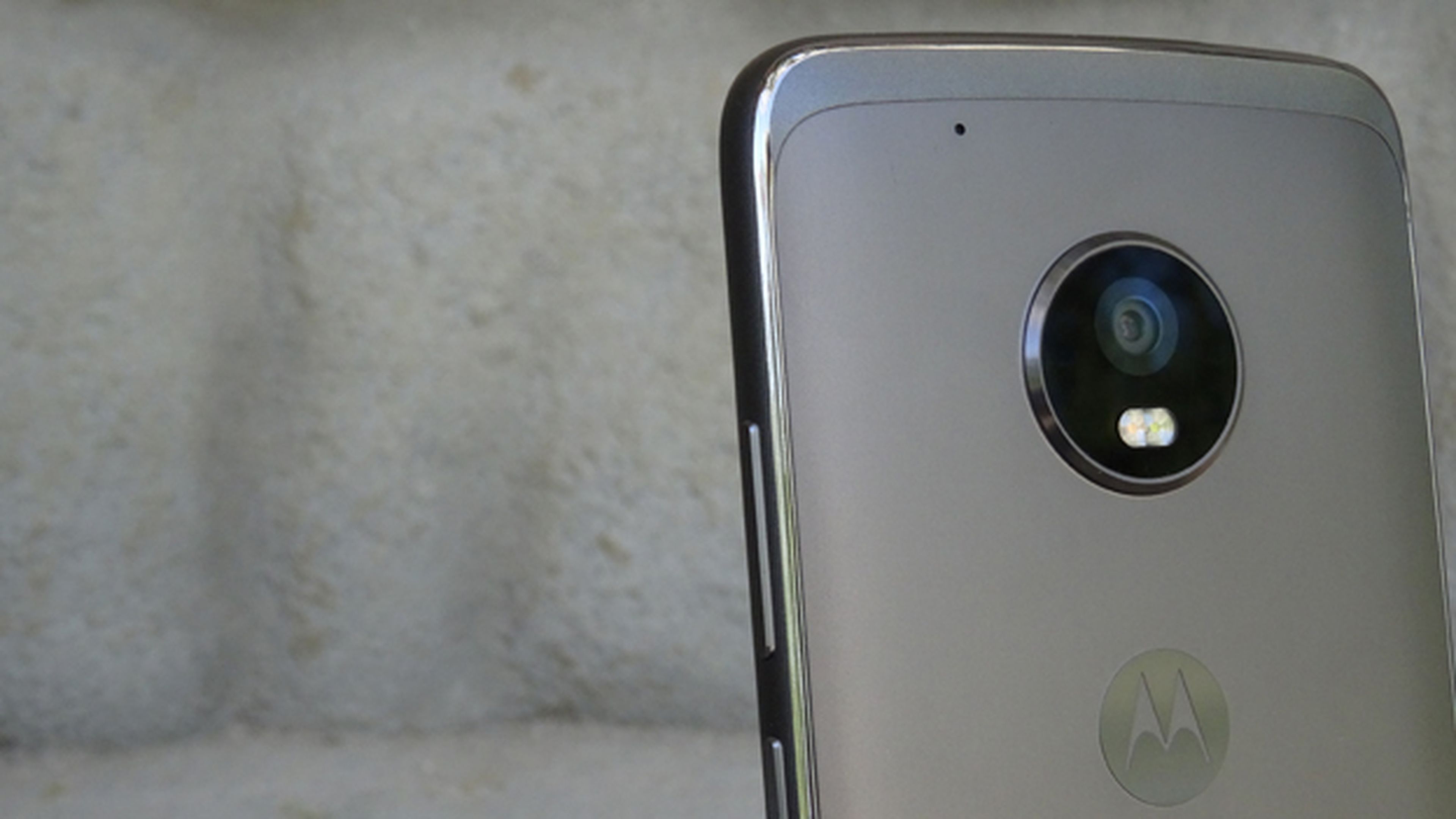 La cámara del Moto G5 Plus sobresale significativamente por encima de la carcasa