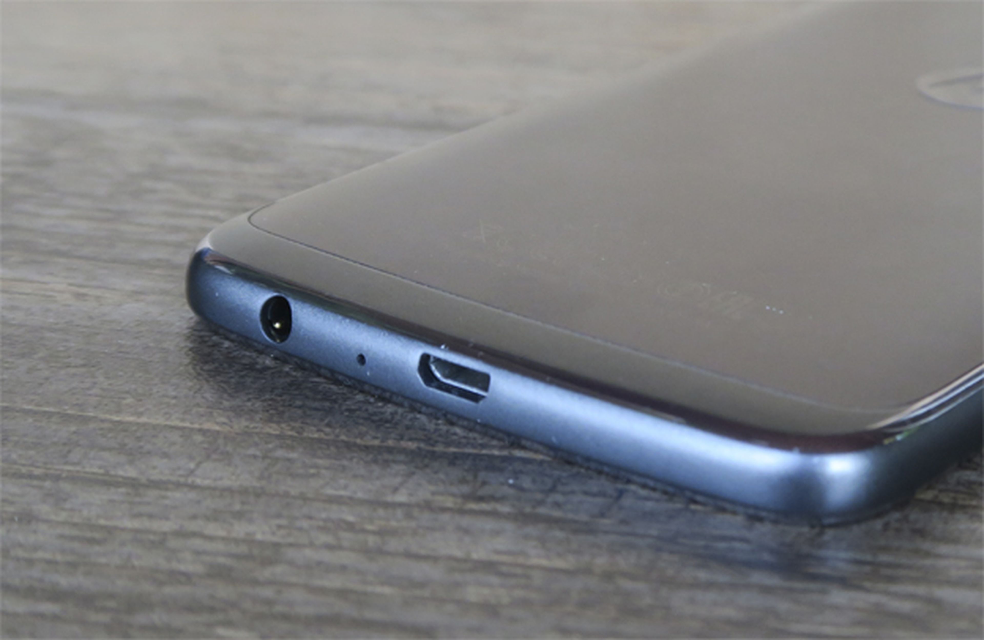Los laterales con efecto cromado del Moto G5 Plus, lo más criticable de este móvil desde nuestra opinión