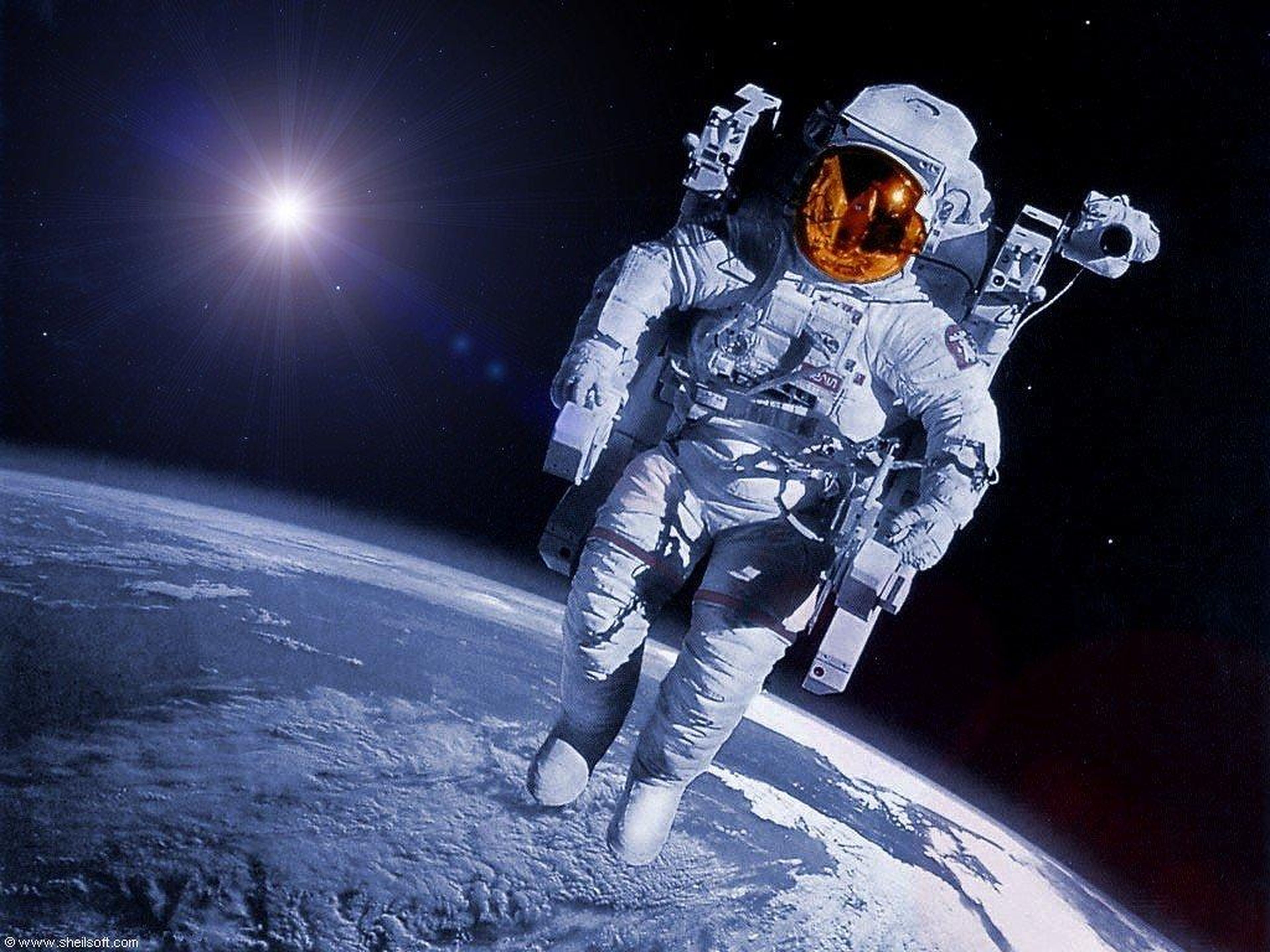 200 millones y los astronautas de la NASA siguen sin traje