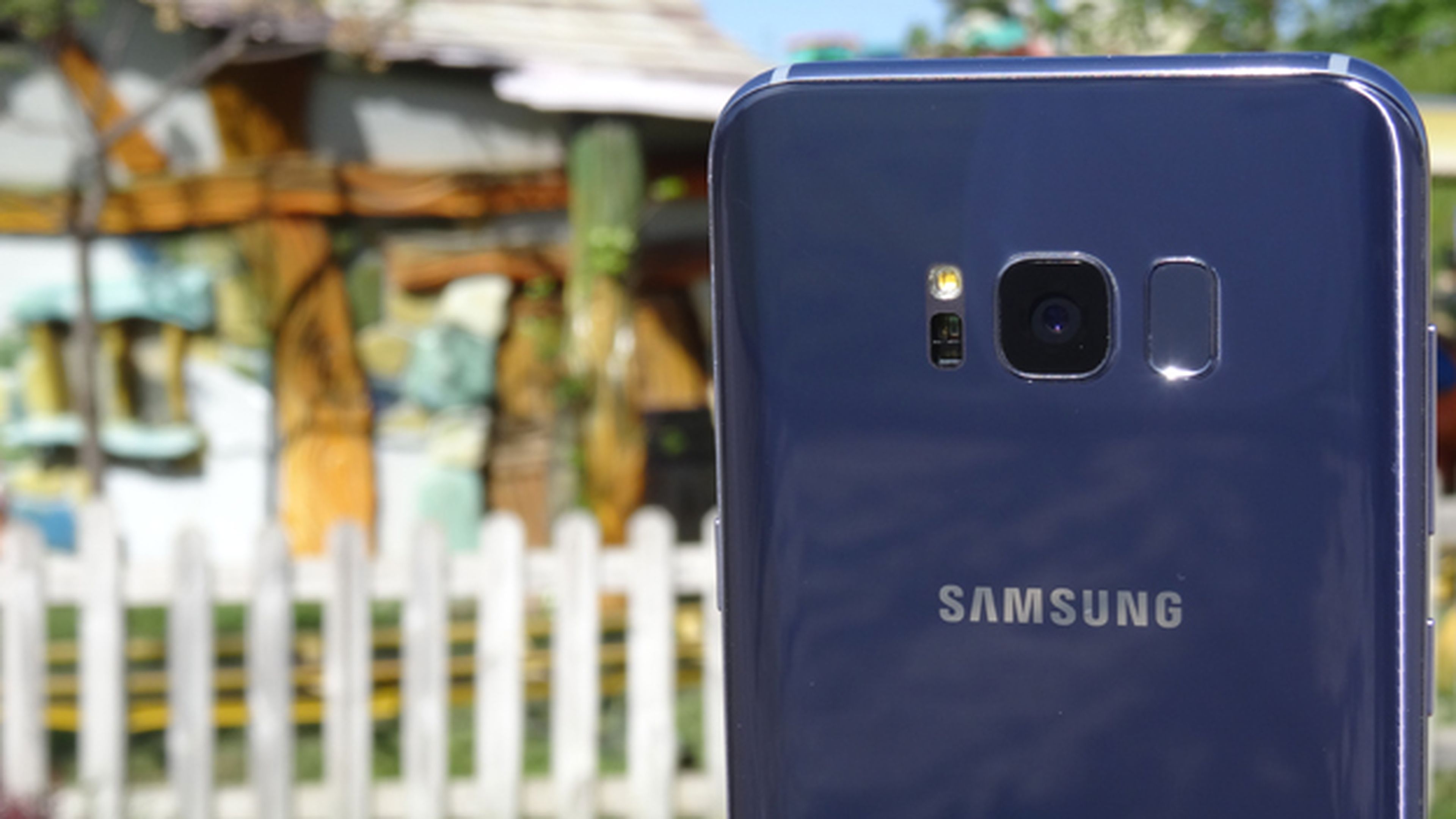 El lector de huellas del Galaxy S8+, pese a su extraña posición, es capaz de reconocer en muy poco tiempo nuestra huella