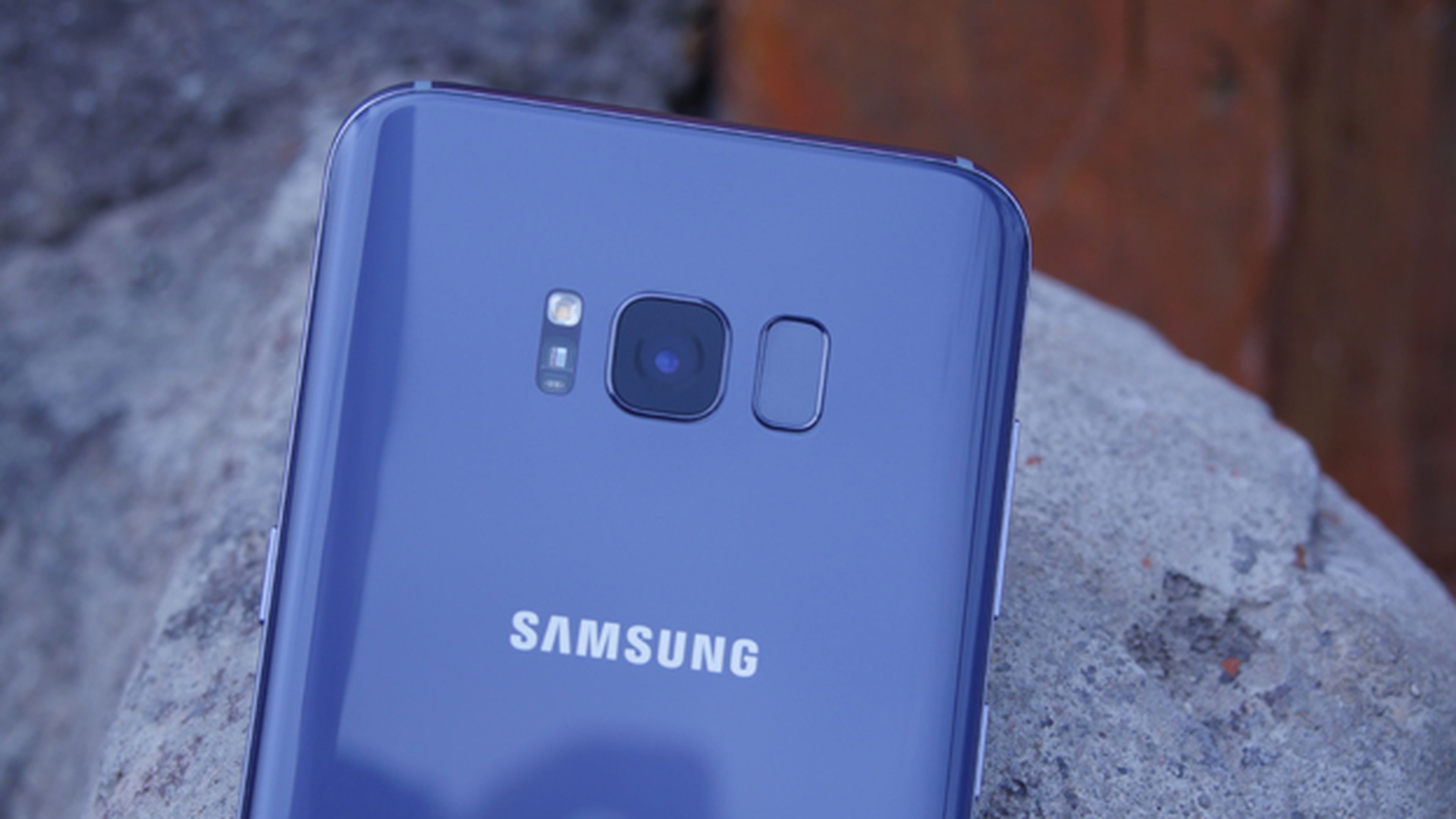 El lector de huellas del Samsung Galaxy S8+ está ubicado a la derecha de la cámara