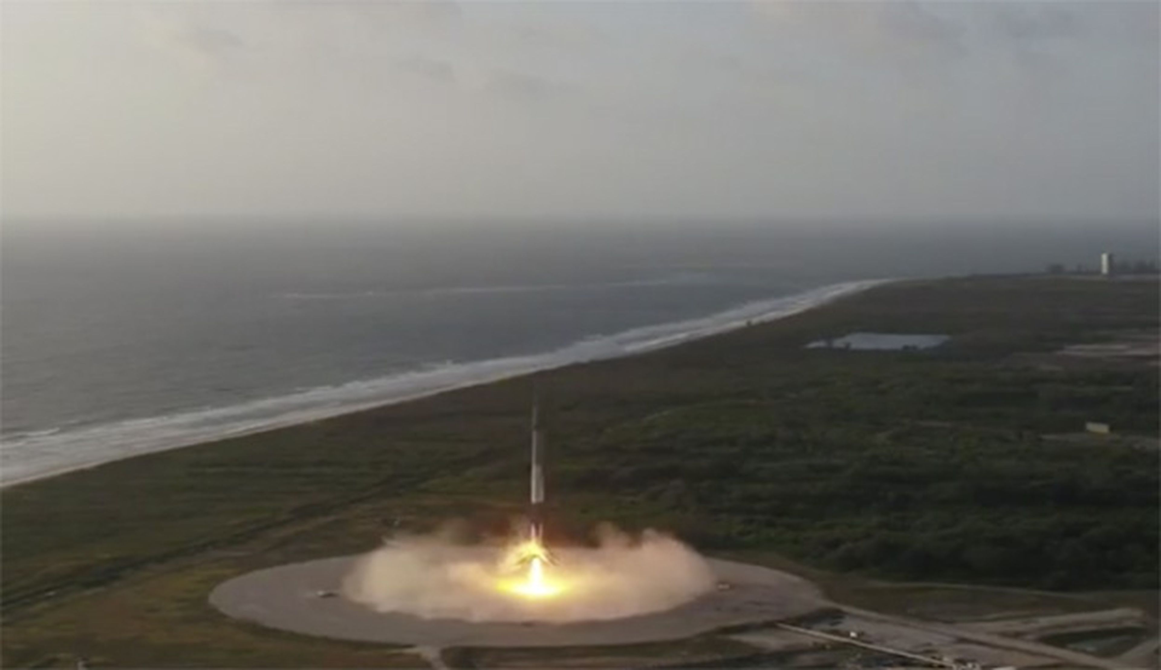 El aterrizaje del Falcon 9 que ha enviado un satélite militar al espacio