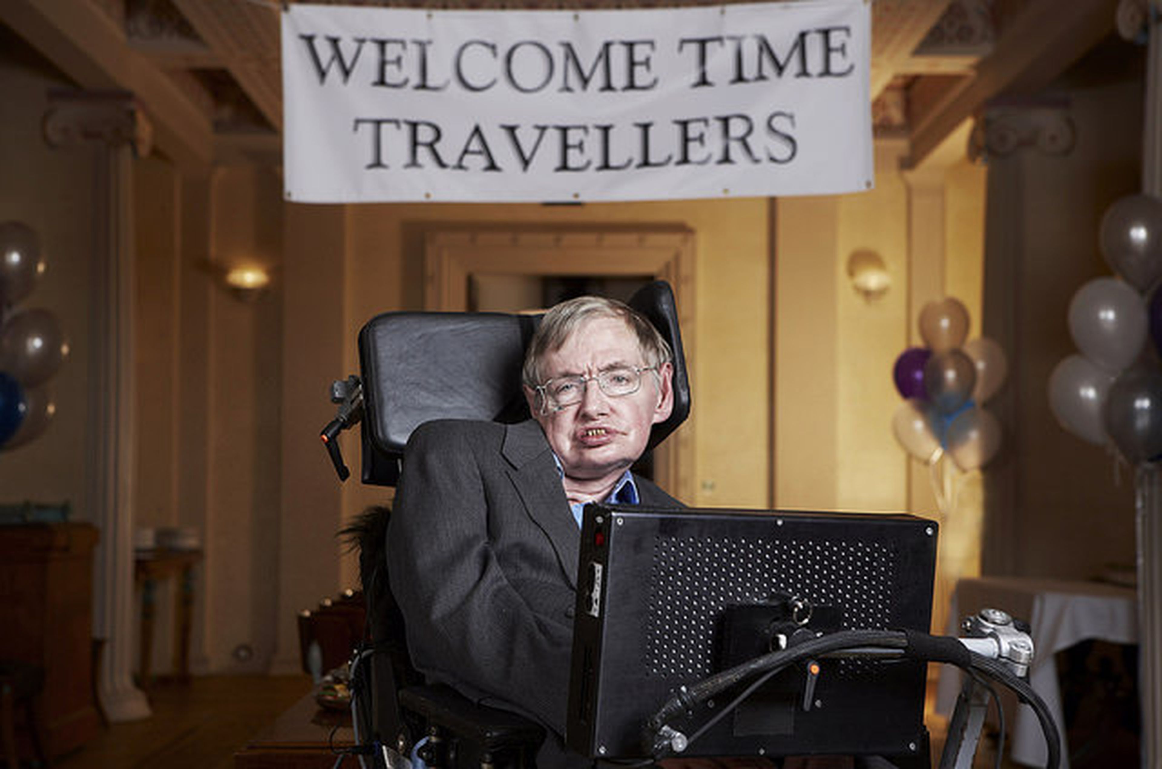 Stephen Hawking cree que debemos abandonar la Tierra antes de 2117
