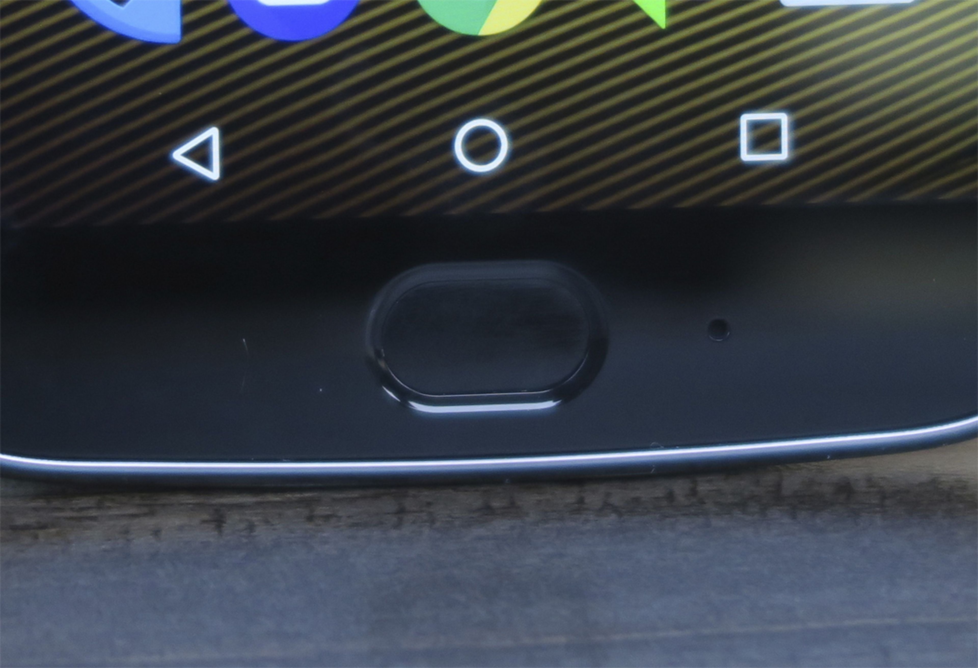 A la derecha del lector de huellas hay un orificio, y se trata del micrófono, el cual en el Moto G5 Plus está escondido en la parte inferior del móvil
