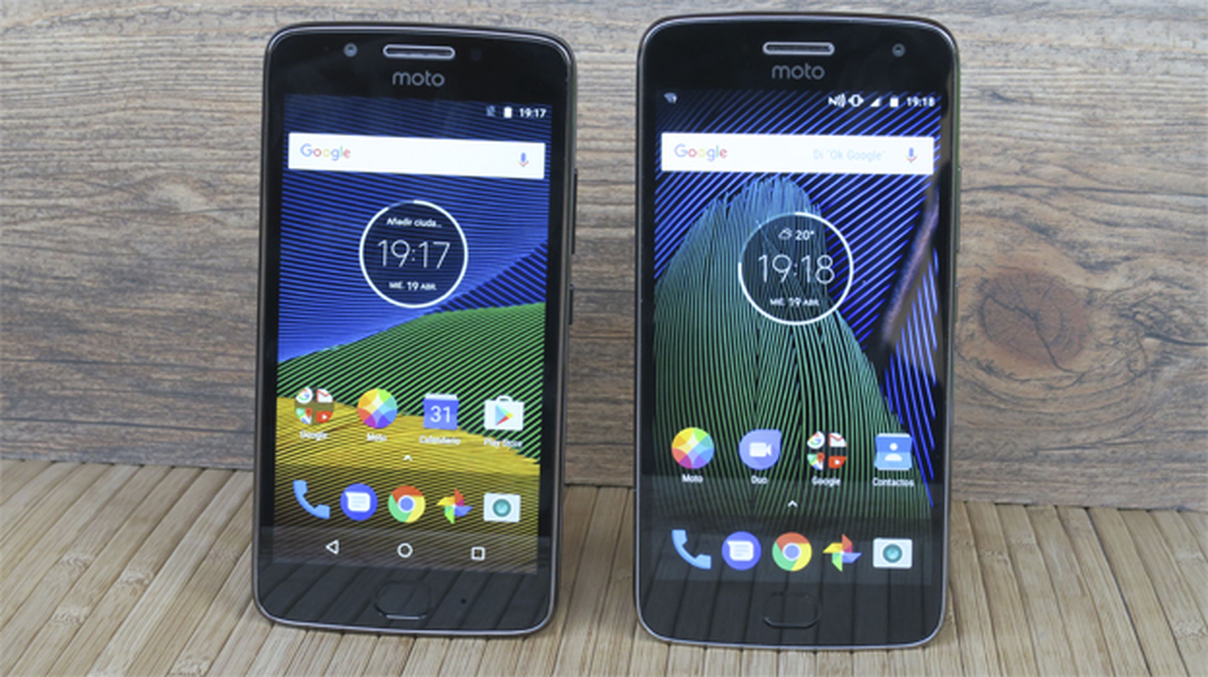 El Moto G5 a la izquierda, y el Moto G5 Plus a la derecha