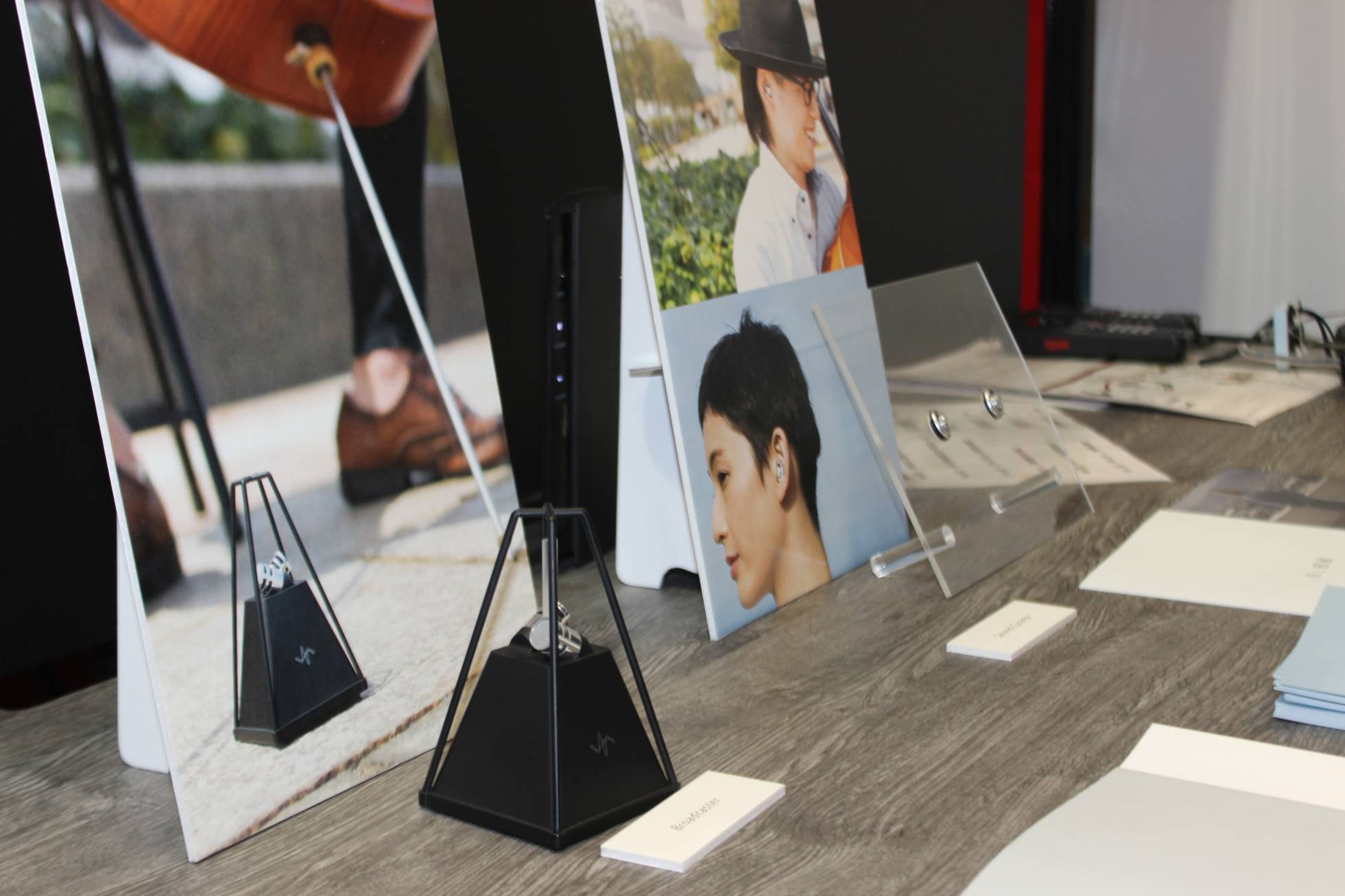 Fujitsu presenta auriculares que escuchan y reproducen sonidos